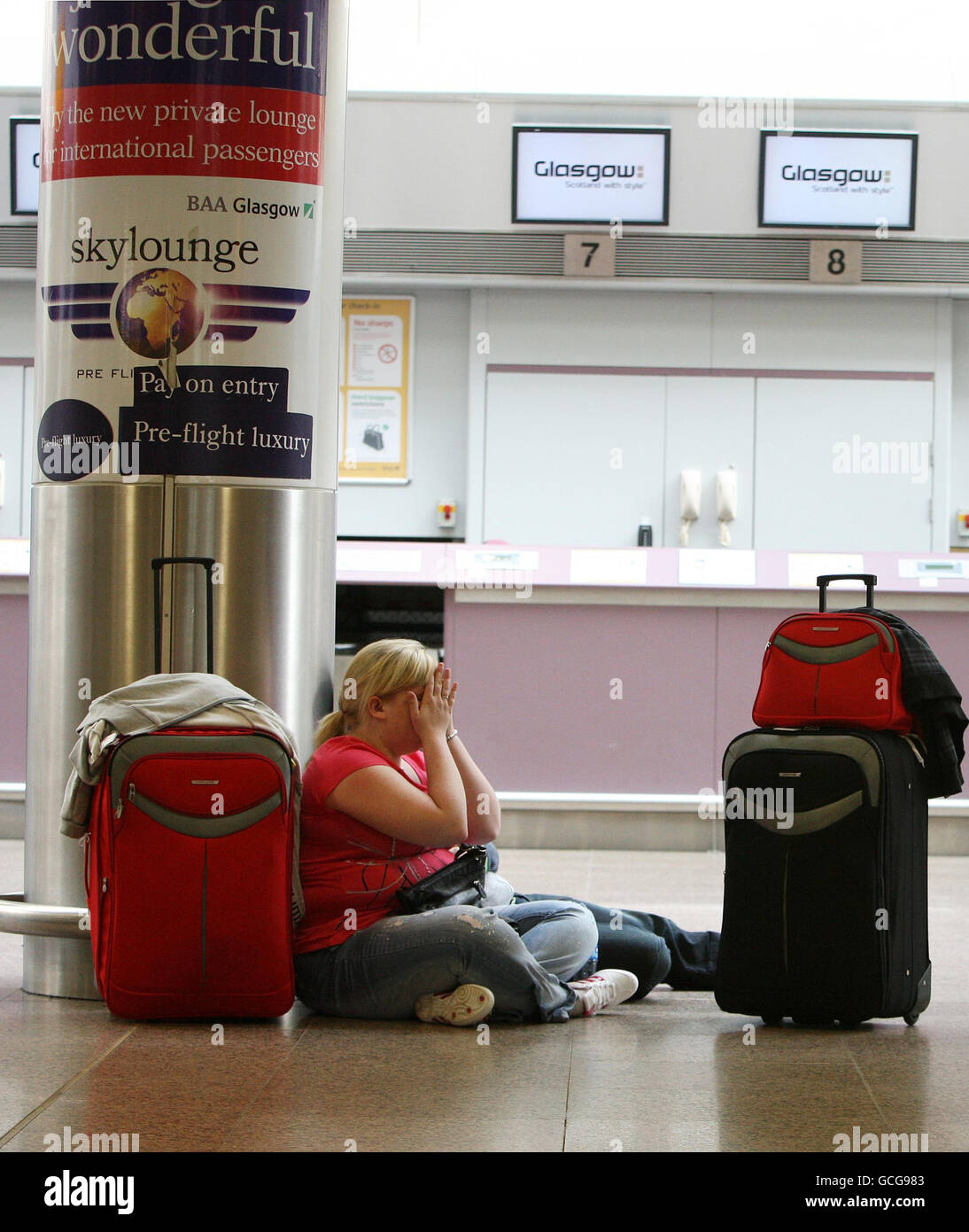Vulkanische Asche verursacht Reiseunterbrechungen. Fluggäste am Flughafen Glasgow, der aufgrund von Vulkanasche in der Atmosphäre geschlossen ist. Stockfoto