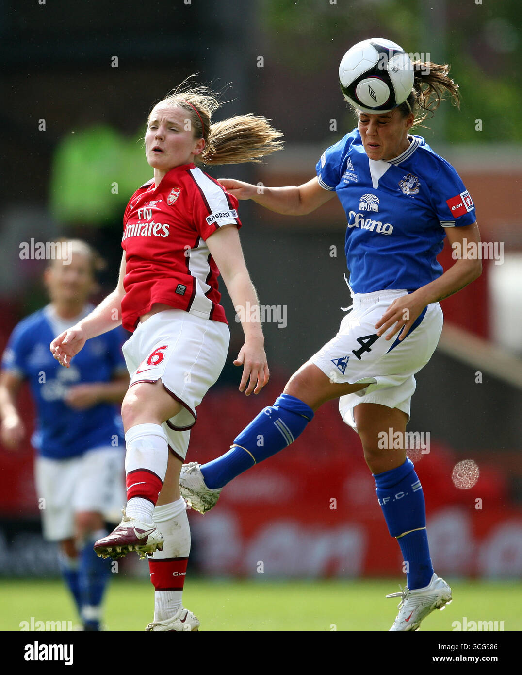 Arsenals Kim Little (links) und Evertons Fara Williams (rechts) Kampf Für den Ball in der Luft Stockfoto