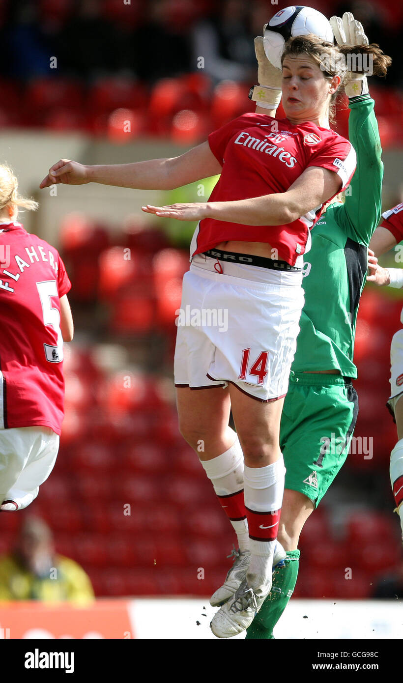 Fußball - FA-Cup der Frauen - Finale - Everton gegen Arsenal - City Ground. Jennifer Beattie von Arsenal springt um einen Header zu gewinnen Stockfoto