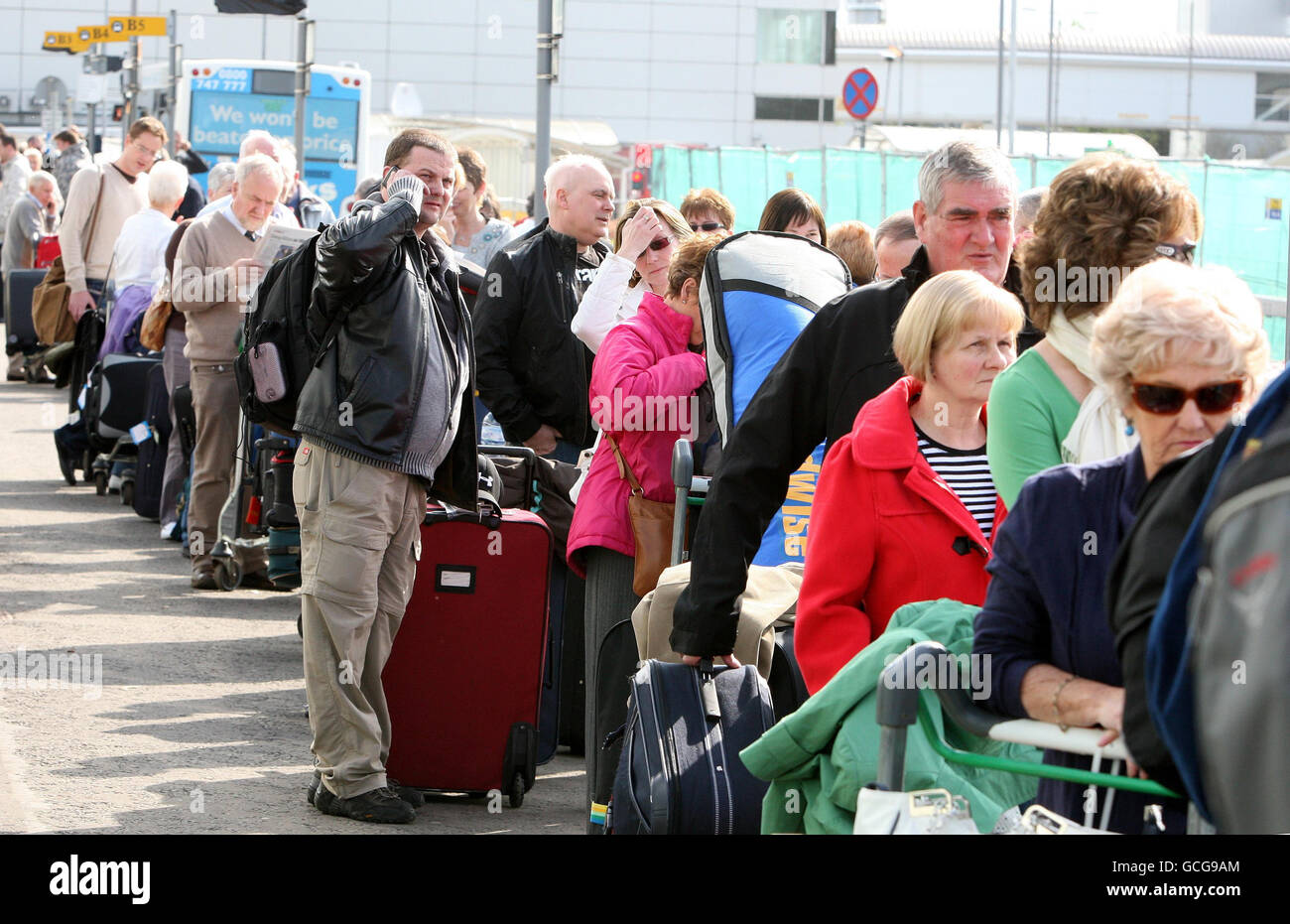 Fluggäste am Flughafen Glasgow, der aufgrund von Vulkanasche in der Atmosphäre geschlossen ist, warten auf Busse, die sie zu anderen britischen Flughäfen bringen, damit sie ihre Reise fortsetzen können. Stockfoto