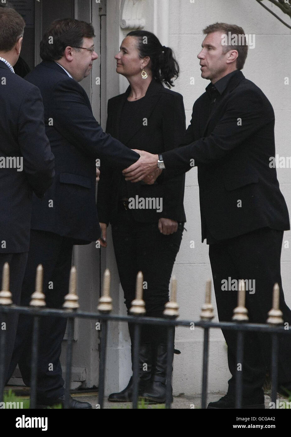 Taoiseach Brian Cowen (zweiter links) wird von Gerry Ryans Bruder Mick im Familienhaus im nördlichen Dubliner Vorort Clontarf begrüßt, wo heute Abend ein Wake für den ehemaligen irischen Sender stattfindet. Stockfoto