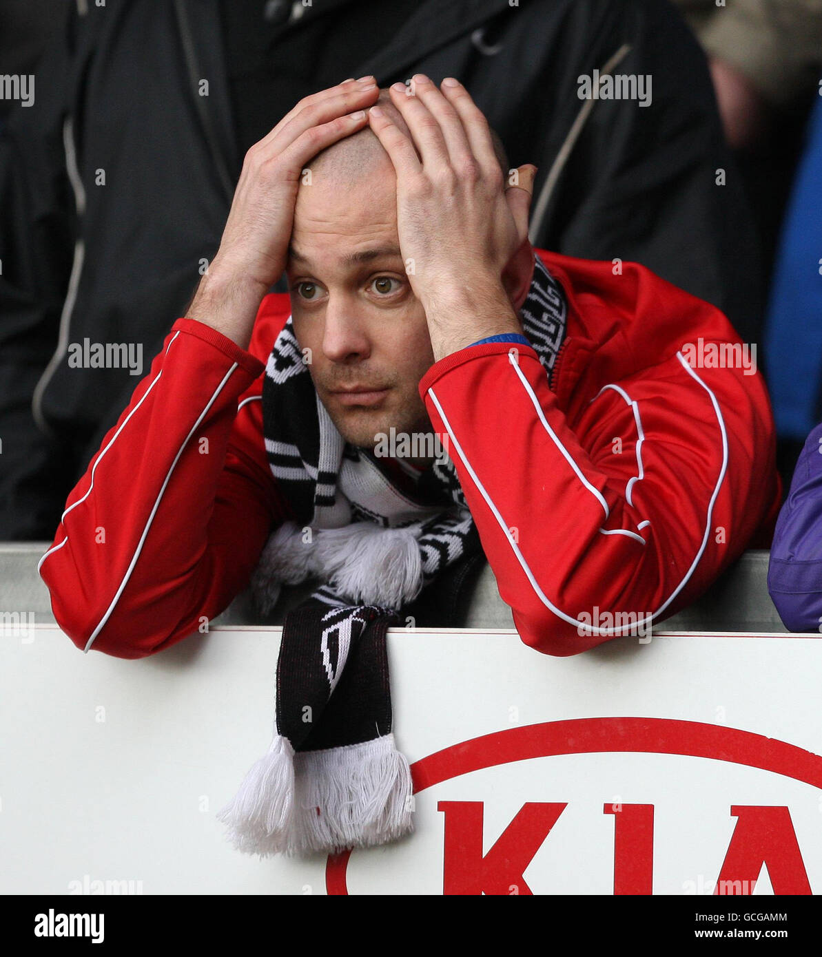 Die Fans von Grimsby Town sind am Ende des Spiels während des Coca Cola League Two-Spiels im Pirelli Stadium, Burton, in den Tribünen niedergeschlagen. Stockfoto