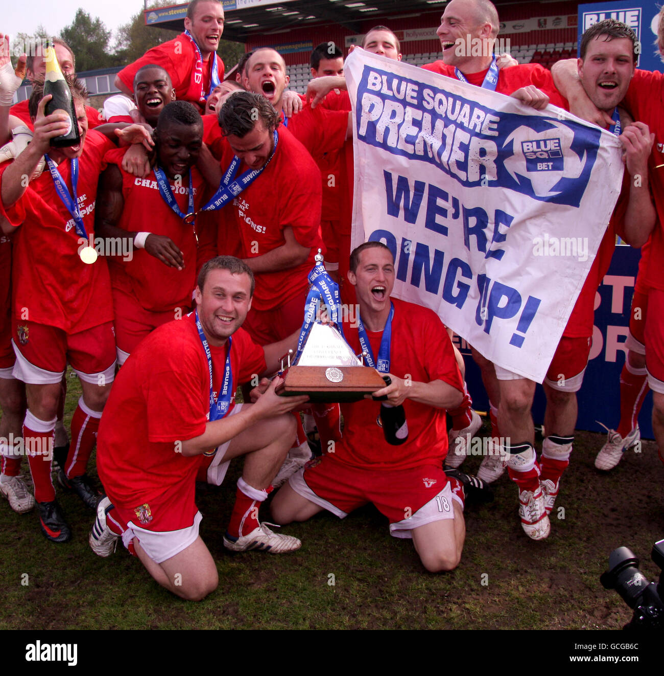 Fußball - Blue Square Premier League - Stevenage Borough gegen York City - Broadhall Way. Joel Byrom von Stevenage Borough (links) und David Bridges feiern mit der Blue Square North Premiership Trophy Stockfoto