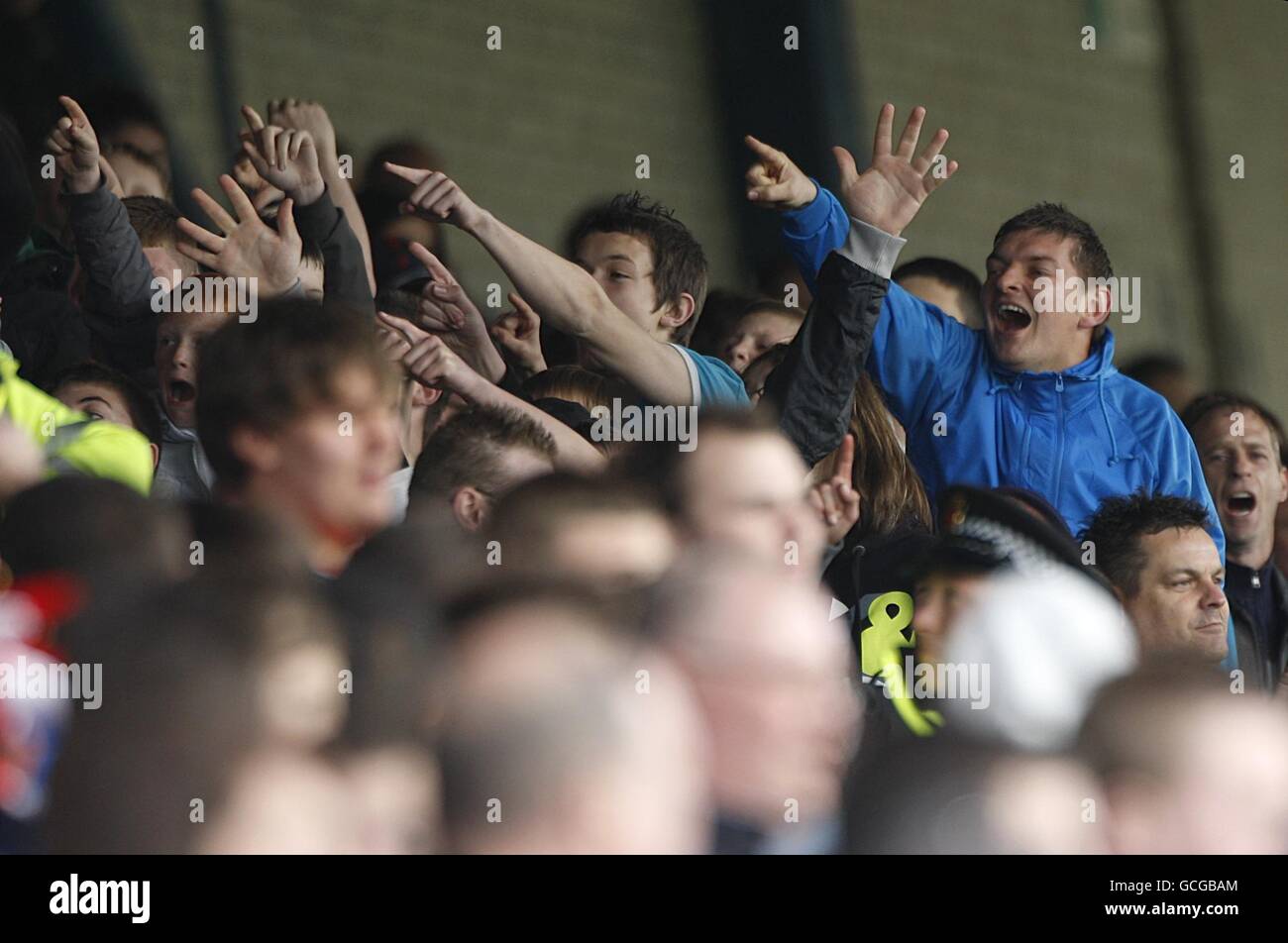 Oldham Athletic Fans verhöhnen die Charlton Athletic Fans in den Tribünen. Stockfoto