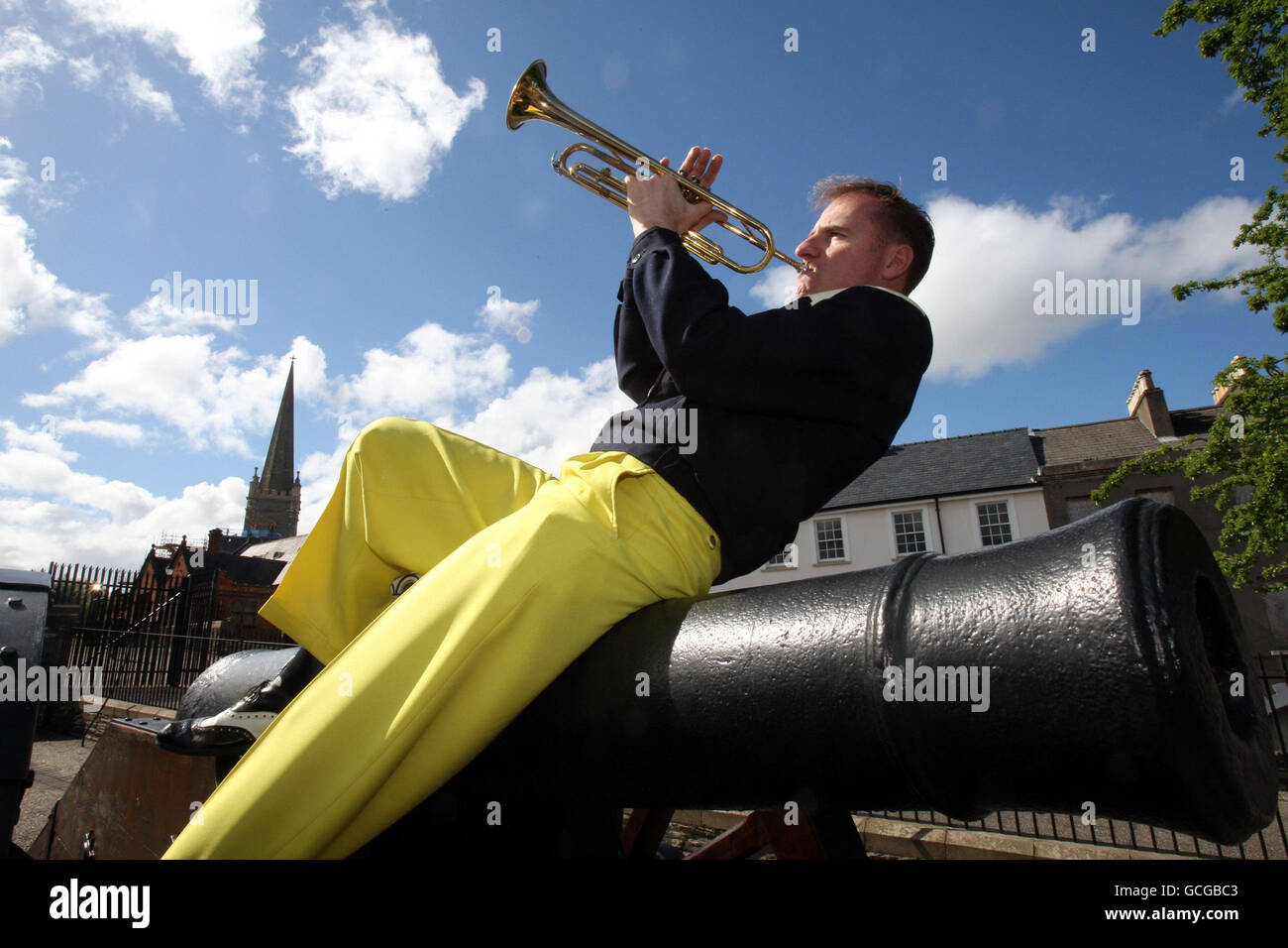 Die Jazzband, die Jive Aces, treten an den Stadtmauern von Derry auf, die Band kehrt jährlich in die Stadt zurück, um aufzutreten und unterstützt die Kampagne der Stadt, die britische Kulturstadt für 2013 zu werden. Stockfoto