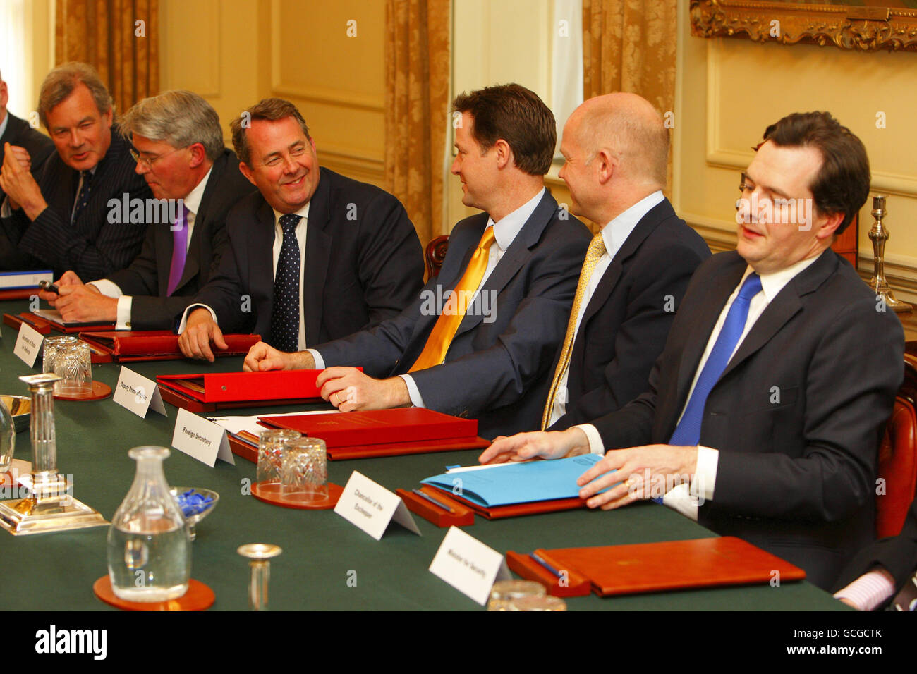 Premierminister David Cameron (nicht abgebildet) leitet die erste Sitzung des Nationalen Sicherheitsrats im Kabinettsaal in der Downing Street 10. Weitere Teilnehmer waren der stellvertretende Premierminister Nick Clegg (vierter rechts), Außenminister William Hague (fünfter rechts) und Kanzler George Osborne (sechster rechts). Stockfoto