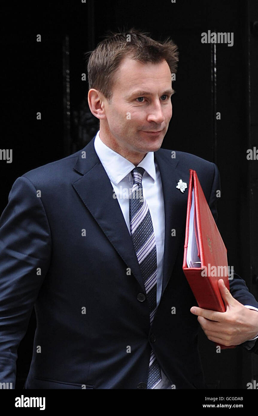 Der Minister für Kultur, Olympische Spiele, Medien und Sport Jeremy Hunt verlässt das erste Kabinettstreffen der neuen KOALITIONSREGIERUNG in der Downing Street 10, London. Stockfoto