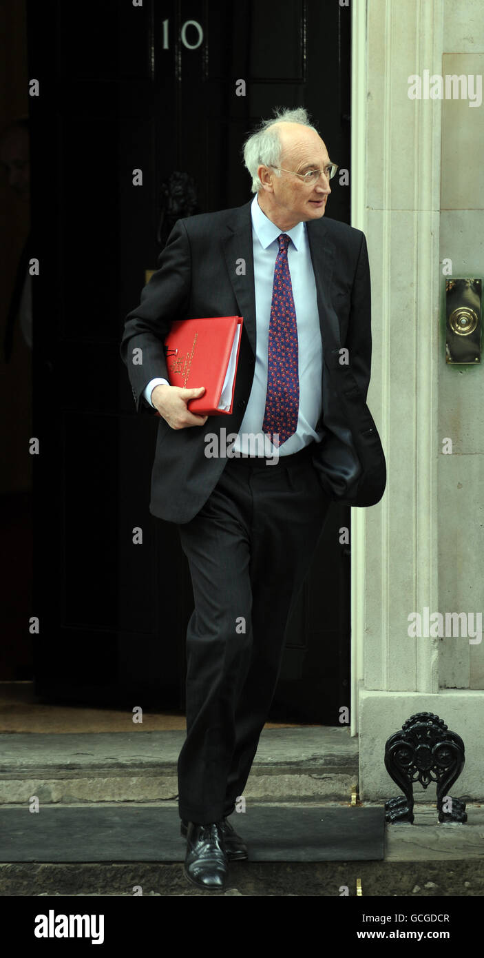 Sir George Young, Vorsitzender des Unterhauses, Lord Privy Seal, verlässt die erste Kabinettssitzung der neuen Koalitionsregierung in der Downing Street 10, London. Stockfoto