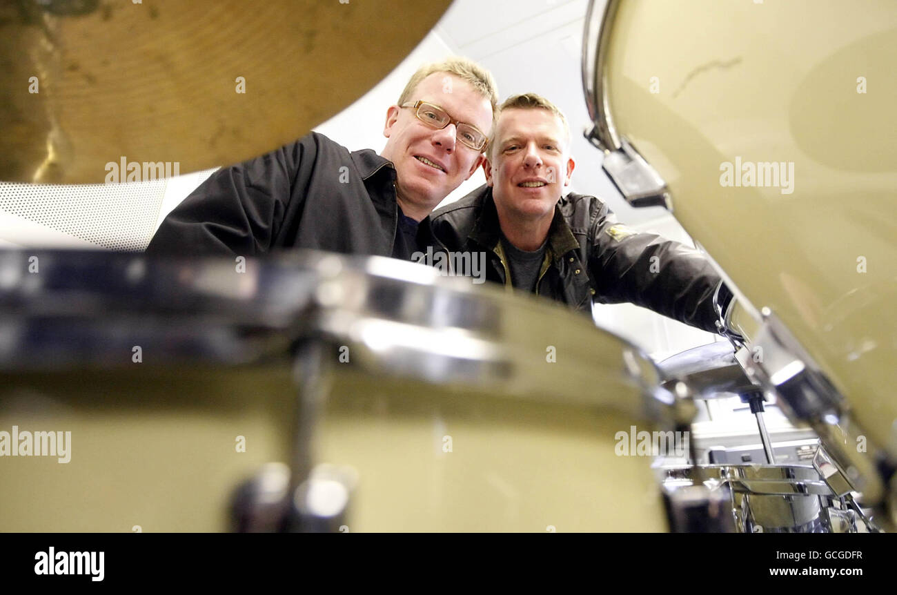 Die Zwillingsstars Craig (links) und Charlie von den Verkündern während der offiziellen Eröffnung eines Aufnahmestudios bei Drake Music in Edinburgh. Stockfoto