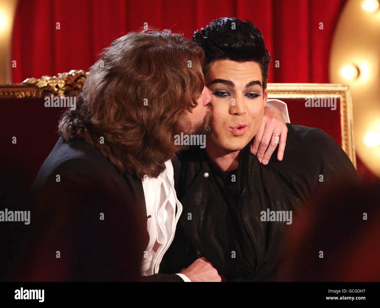 Gast Adam Lambert wird von JLC während der Dreharbeiten zur Channel 5-Chat-Show Justin Lee Collins: Good Times im Rivoli Ballroom in Brockley, South London, geküsst. Stockfoto