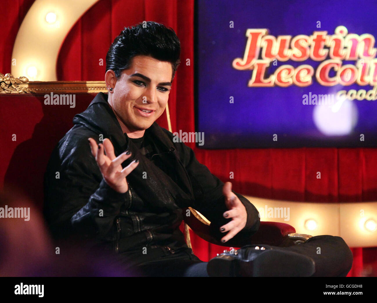 Gast Adam Lambert während der Dreharbeiten zu Channel 5 Chat-Show Justin Lee Collins: Good Times, im Rivoli Ballroom in Brockley, South London. Stockfoto