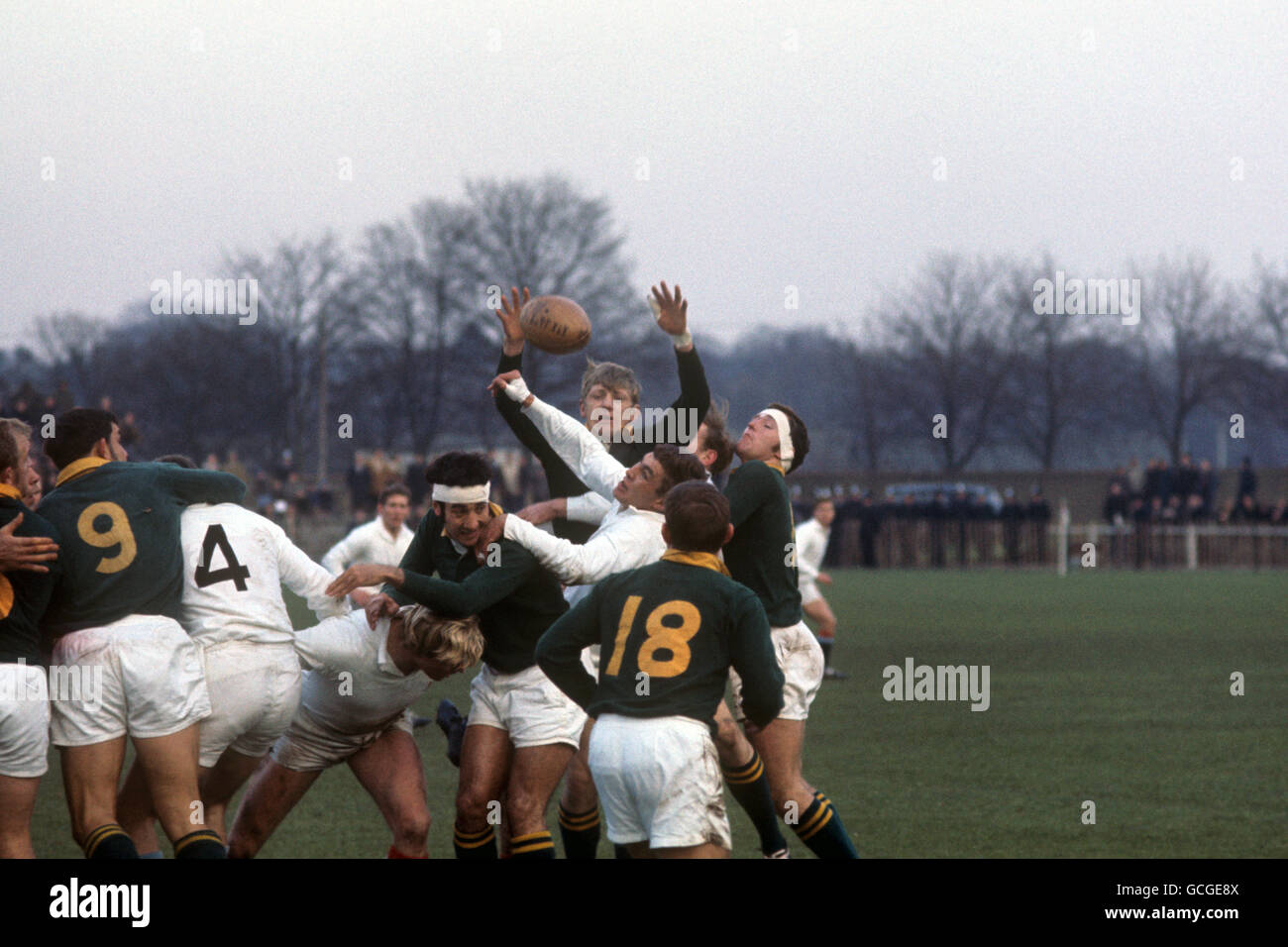 Rugby Union - Südafrika Tour der nördlichen HeWelt - kombinierte Dienste gegen Südafrika - Aldershot. Albie Bates, Südafrika, steht in einer Line-Out-Reihe für den Ball auf. Stockfoto