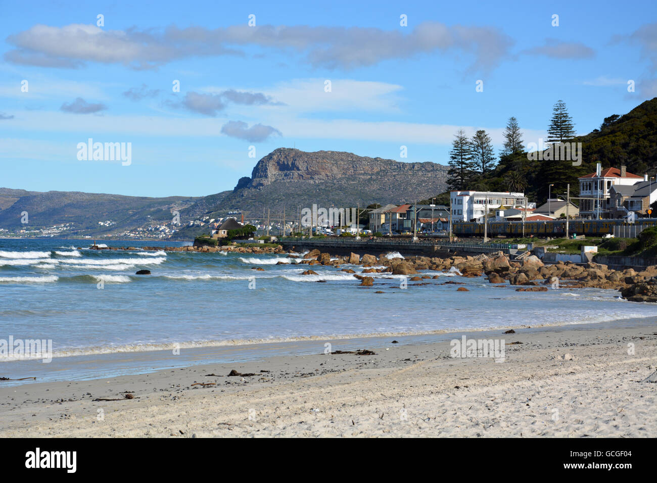 Die felsige Küste erstreckt sich östlich von Muizenberg Beach / Surfer Ecke außerhalb von Kapstadt in Südafrika Stockfoto