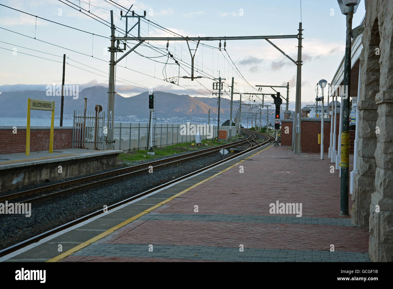Der Bahnhof in Muizenberg Südafrika liegt direkt vor dem Strand und und Surfer Ecke Stockfoto