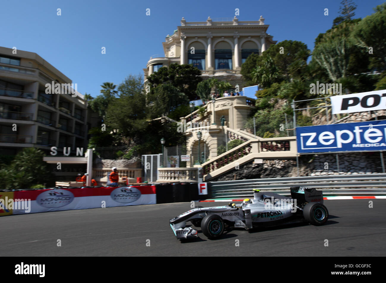 Mercedes' Nico Rosberg geht beim Training auf dem Circuit de Monaco, Monte Carlo, um die Lowes-Haarnadel. Stockfoto