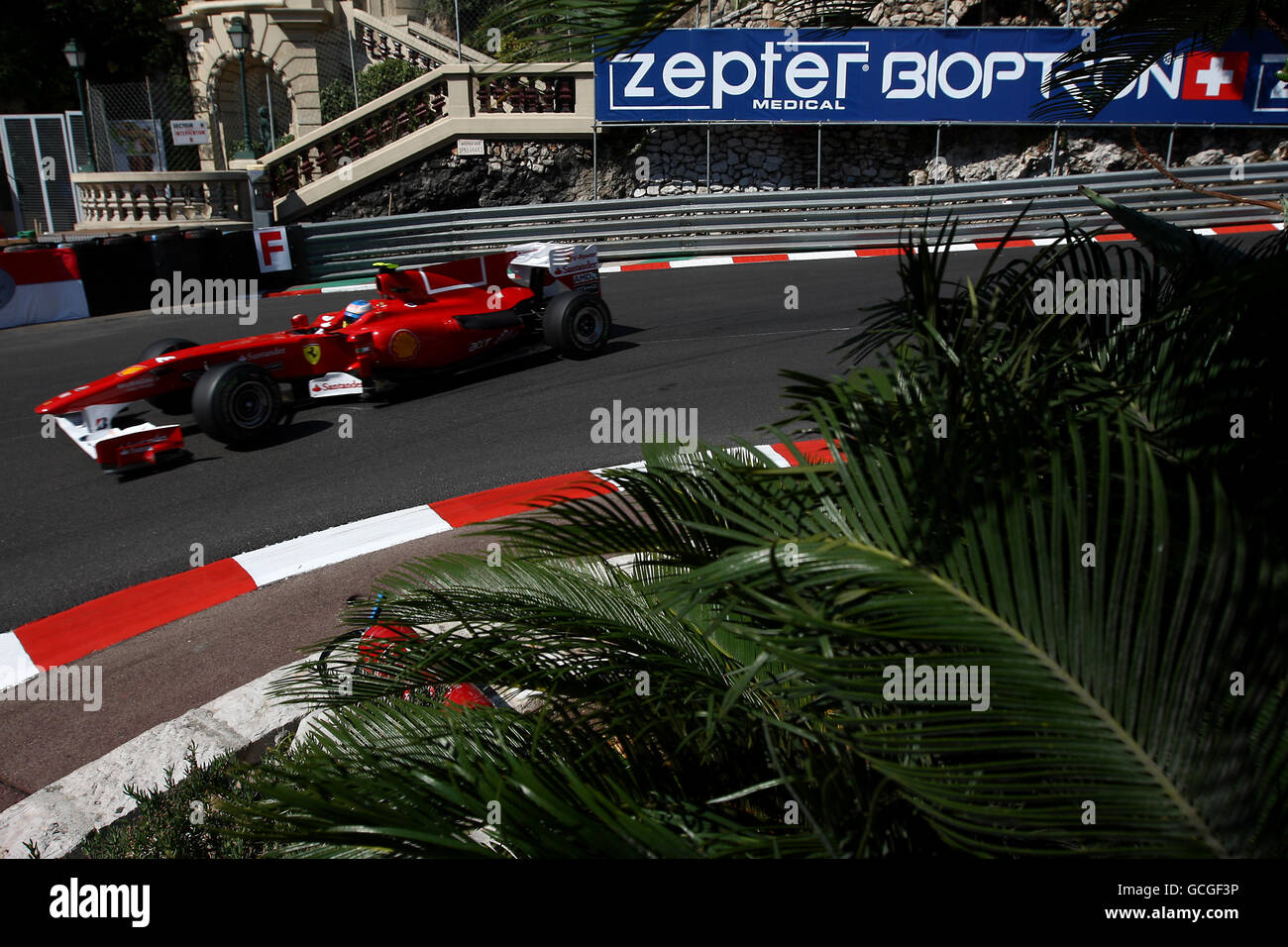 Ferraris Fernando Alonso geht beim Training auf dem Circuit de Monaco, Monte Carlo, um die Lowes-Haarnadel. Stockfoto