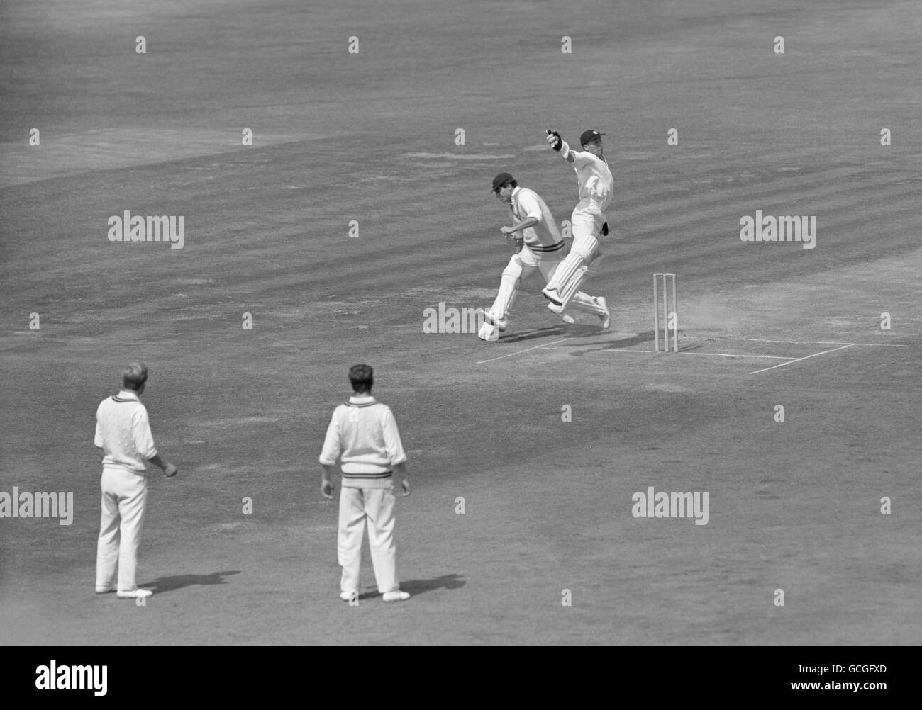 Cricket - County Championship - Middlesex V Nottinghamshire - Tag zwei - Lord's. John Murray, der Middlesex-Wicket-Keeper, springt auf den Ball, um Ian Moore vom Bowling von Bob Herman zu stumpf zu machen Stockfoto