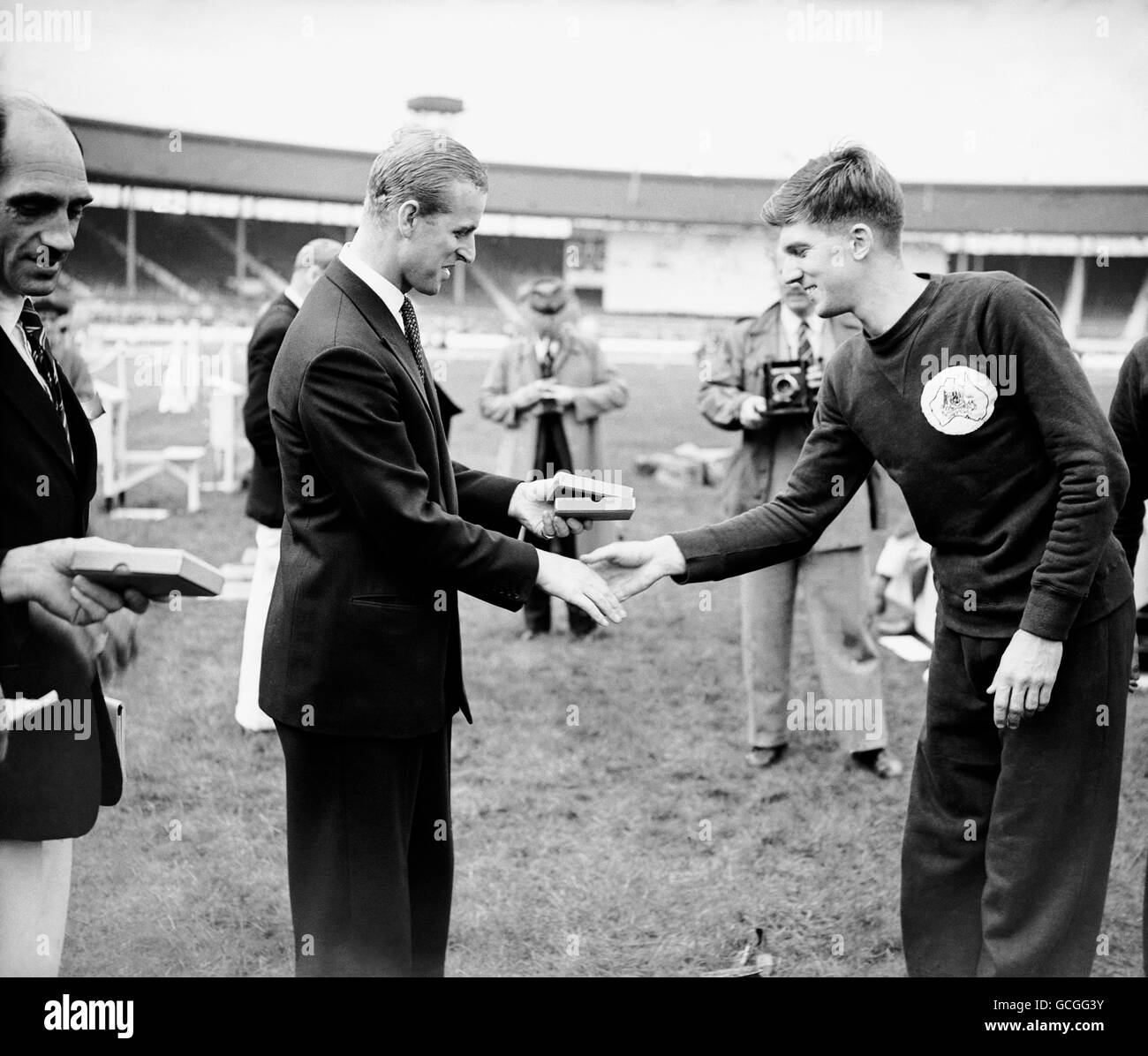 Der Duke of Edinburgh überreicht JF Treloar eine Medaille nach der 400-Meter-Staffel, in der er für DAS BE Team fuhr, das in 41.8 Sekunden die USA schlug - ein neuer britischer Rekord. Stockfoto