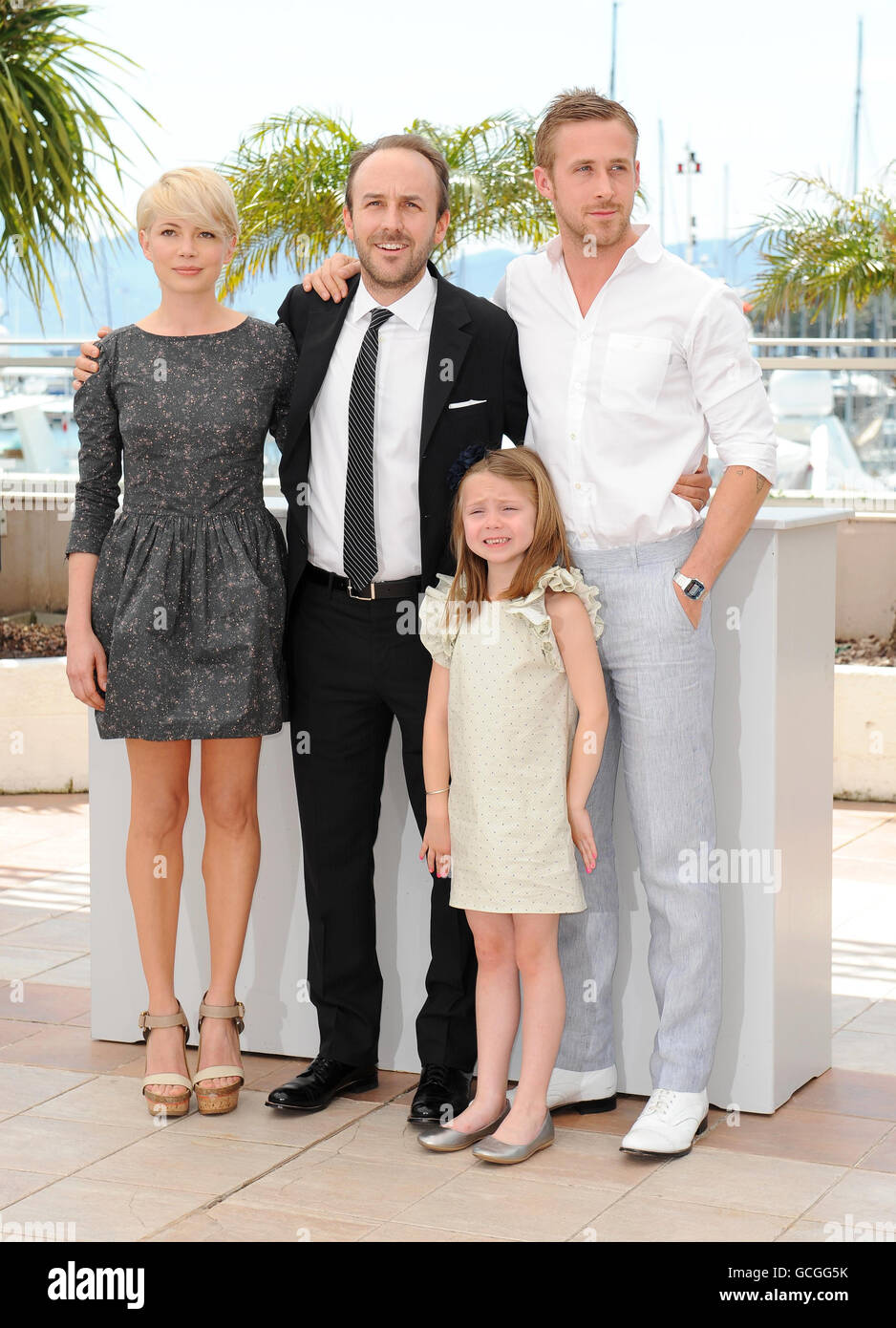(Von links nach rechts) Michelle Williams, Derek Cianfrance und Ryan Gosling, mit der Kinderdarstellerin Faith Wladyka, während eines Fotoalles für Blue Valentine, während der 63. Filmfestspiele von Cannes, Frankreich. Stockfoto