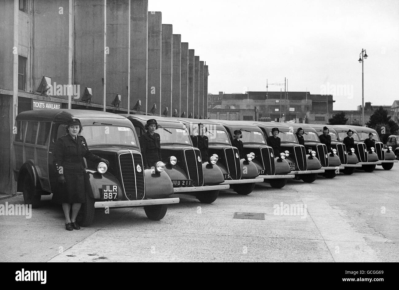 Das Verkehrsministerium stellt Fahrerinnen für den offiziellen Autodienst zur Verfügung, die Olympiateilnehmer zu und von den verschiedenen Zentren und Lagern bringen werden. Stockfoto