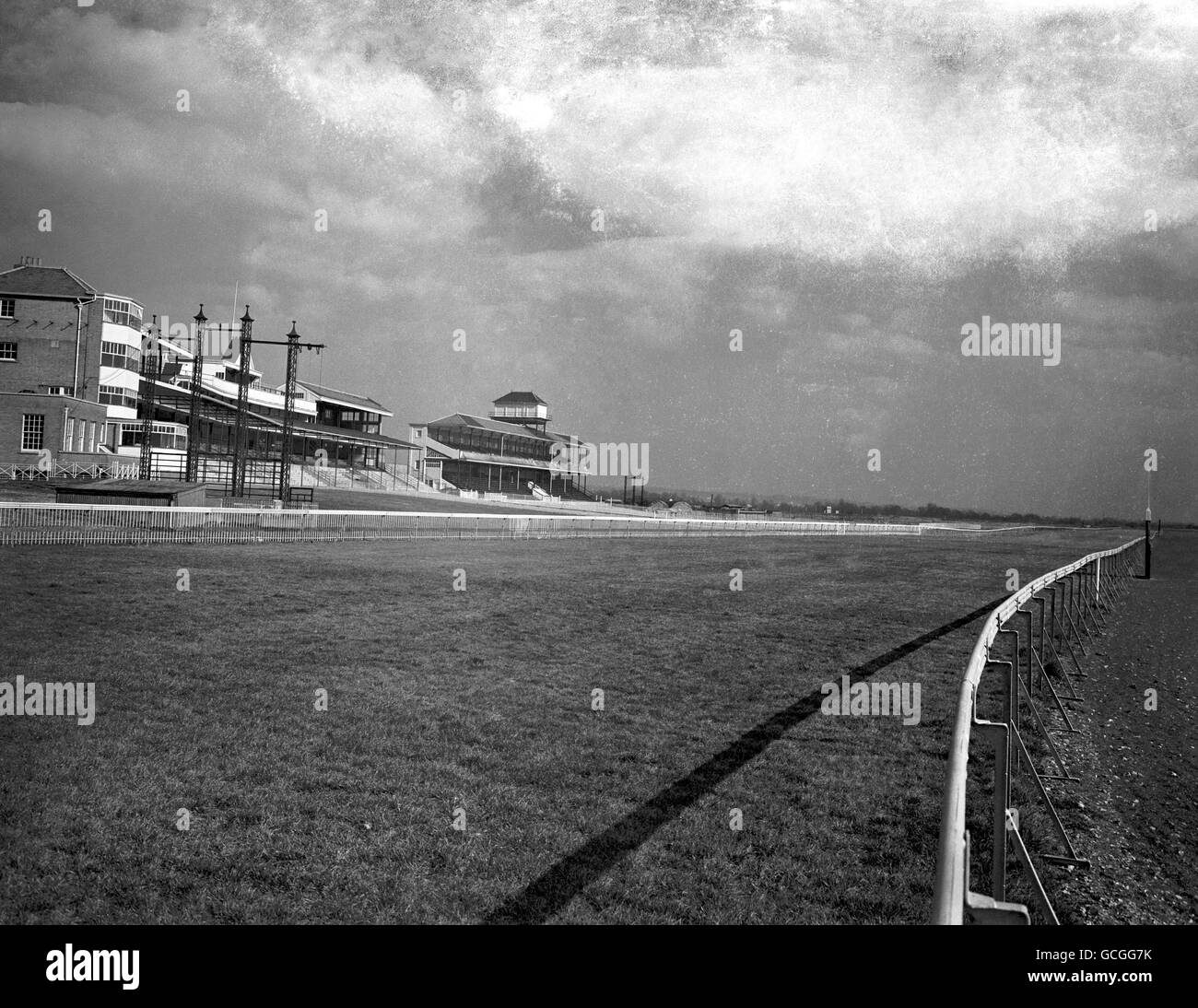 Newbury Racecourse bereit für die Wiedereröffnung - 1949. Gesamtansicht der Tribünen und der neu verlegten, gedeckten Strecke Stockfoto