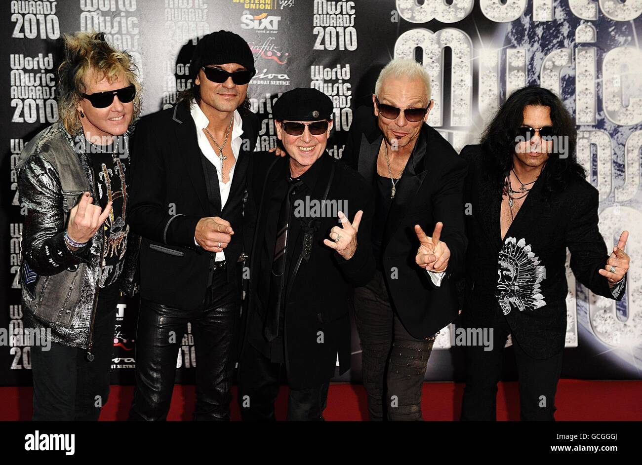 (Von links nach rechts) James Kottak, Matthias Jabs, Klaus Meine, Rudolf Schenker und Pawel Maciwoda of Scorpians bei der Ankunft für die World Music Awards 2010 im Sporting Club, Monte Carlo. Stockfoto