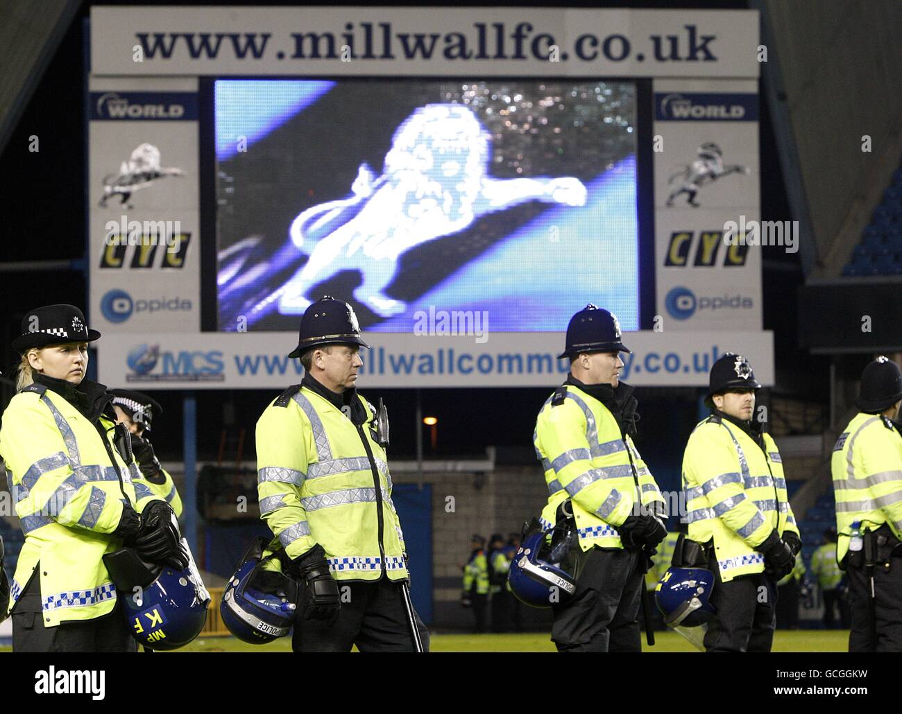 Fußball - Coca-Cola Football League One - Play Off Halbfinale - zweites Bein - Milwall gegen Huddersfield Town - The New Den. Die Polizei säumen den Platz nach der letzten Pfeife Stockfoto