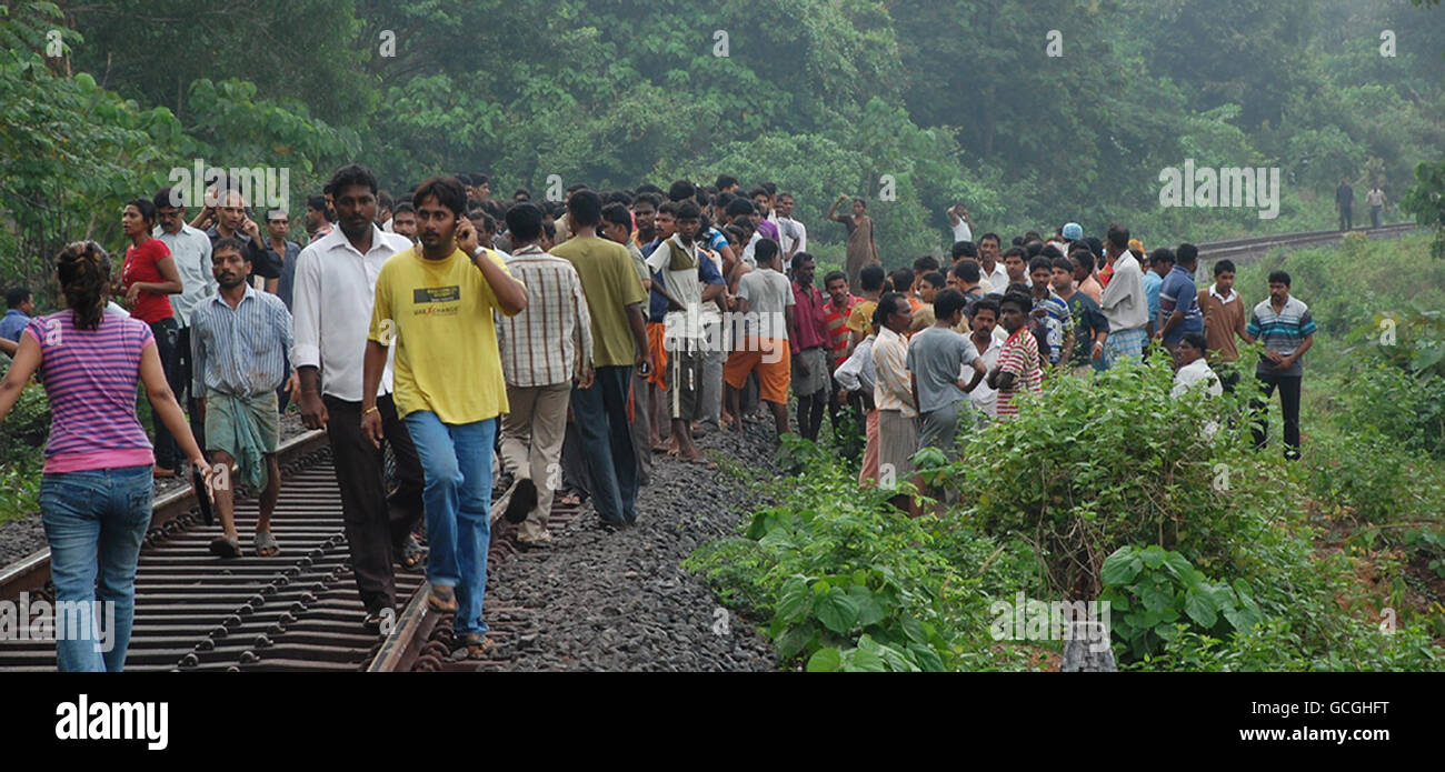 Einheimische in der Nähe der Szene in Mangalore waren etwa 160 Menschen wurden bei einem Flugzeugabsturz von Air India am Flughafen in Südindien tot gefürchtet. Stockfoto