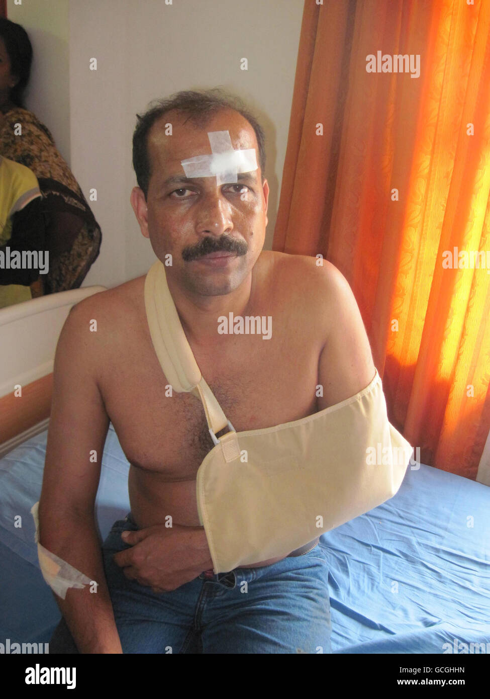 Krishnan, der Überlebende des Flugzeugabsturzes, spricht nach einem Absturz von Air India Express in einem Krankenhaus in Mangalore. Das Flugzeug überschoss eine Start- und Landebahn in Mangalore, stürzte in eine Schlucht und tötete bis auf wenige der 169 Passagiere an Bord. Stockfoto