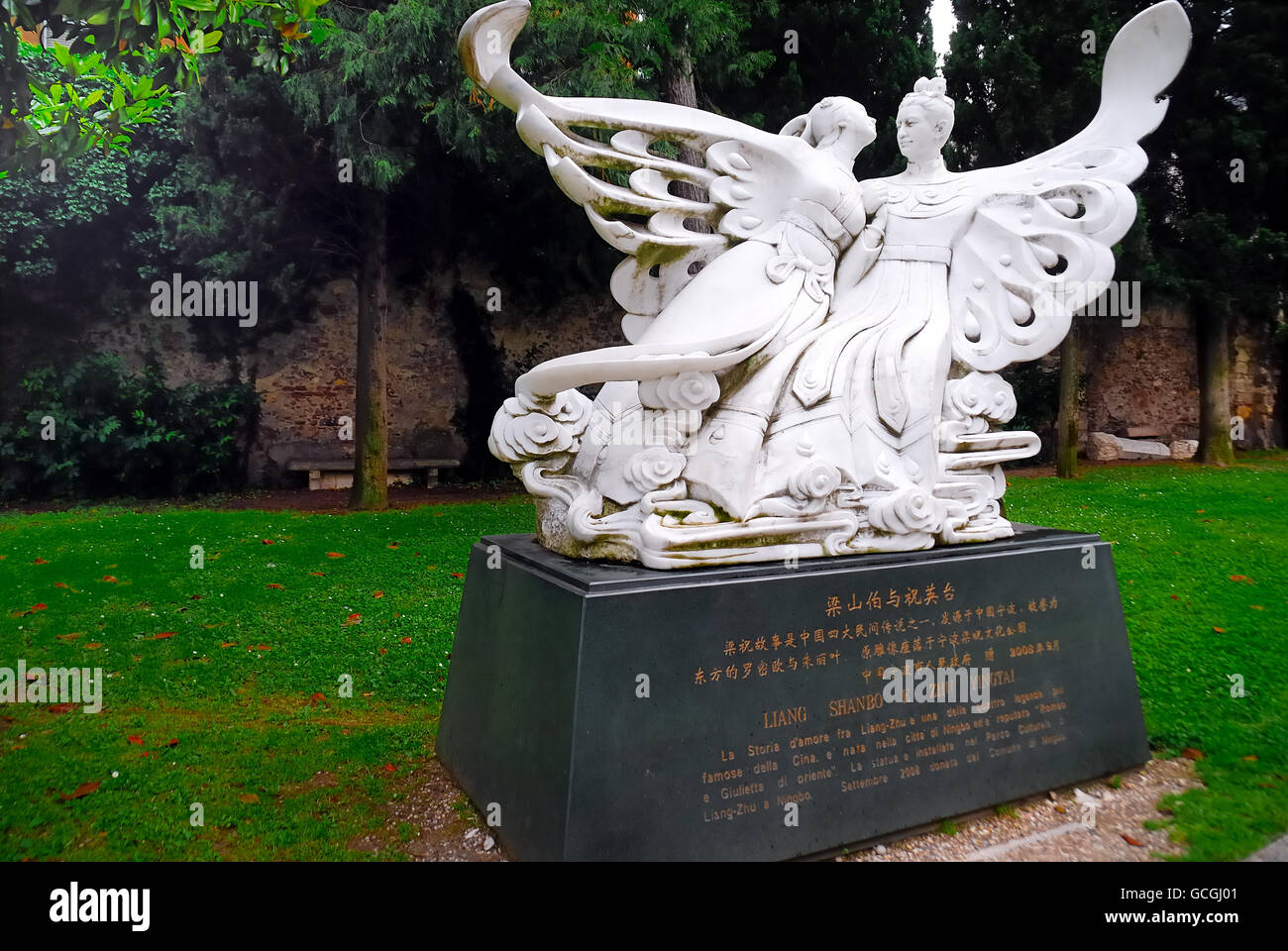 Verona, Italien. Die Statue von Liang Shanbo und Zhu Yingtai. Sie sind die chinesischen Romeo und Julia. Die Statue wurde im Jahr 2003 von chinesischen gemeinsame von Ningbo nach italienischen gemeinsame von Verona gestiftet. Stockfoto