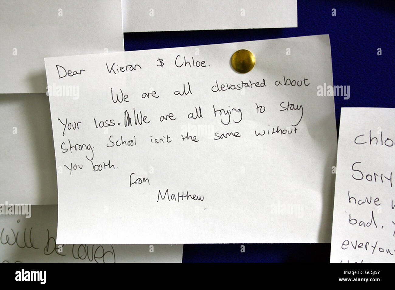 Nachrichten von Schülern, die ihren Klassenkameraden an der Keswick School Tribut zollen. Zwei Kinder der Schule wurden getötet, als der Bus, in dem sie unterwegs waren, auf der A66 in Cumbria mit einem Auto zusammenstieß. Stockfoto