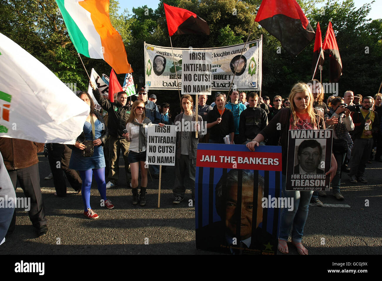 Demonstranten gegen staatliche Kürzungen, marschieren auf dem Dail und den Büros der Anglo Irish Bank im Stadtzentrum von Dublin. Stockfoto
