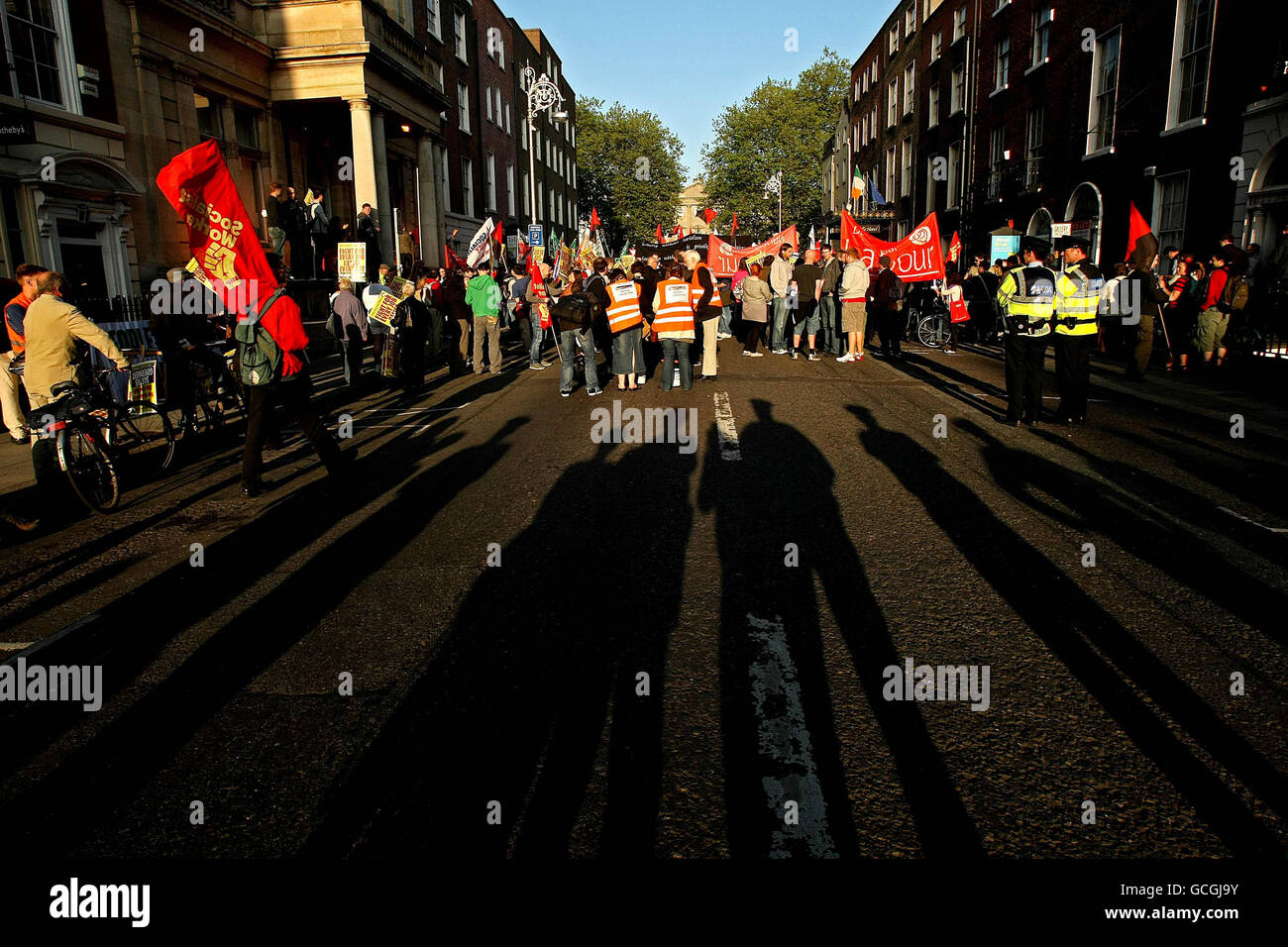 Demonstranten gegen staatliche Kürzungen, marsch auf den Dail und die Büros der Anglo Irish Bank im Zentrum von Dublin. Stockfoto
