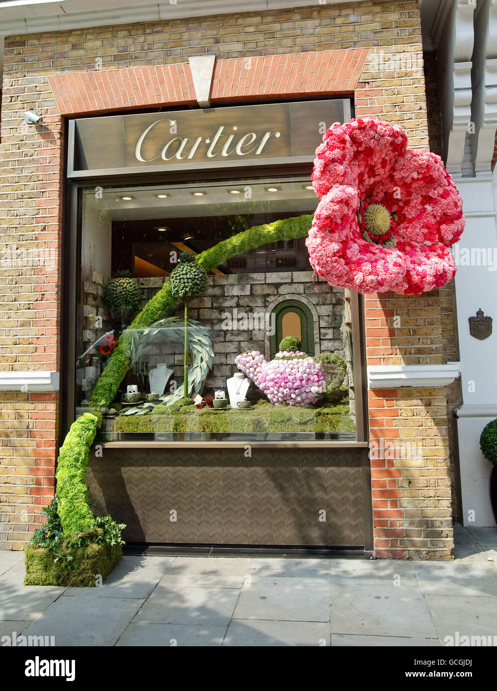 Cartier 'Through the Looking Glass' Schaufenster ist ein Teilnehmer in der diesjährigen Alice im Wunderland Themen Sloane in Bloom, ein einwöchiger Wettbewerb organisiert zur Unterstützung der RHS Chelsea Flower Show, die bis Samstag 29. Mai läuft. Stockfoto