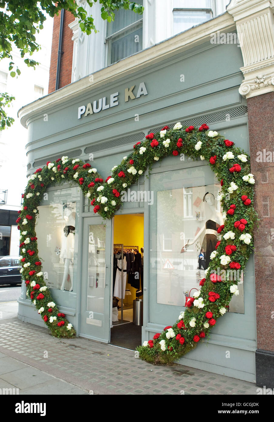 Das Schaufenster Paule Ka, ein Teilnehmer des diesjährigen Alice im Wunderland-Themenwettbewerbs Sloane in Bloom, der eine Woche lang zur Unterstützung der Chelsea Flower Show RHS organisiert wird, die bis Samstag, 29. Mai stattfindet. Stockfoto