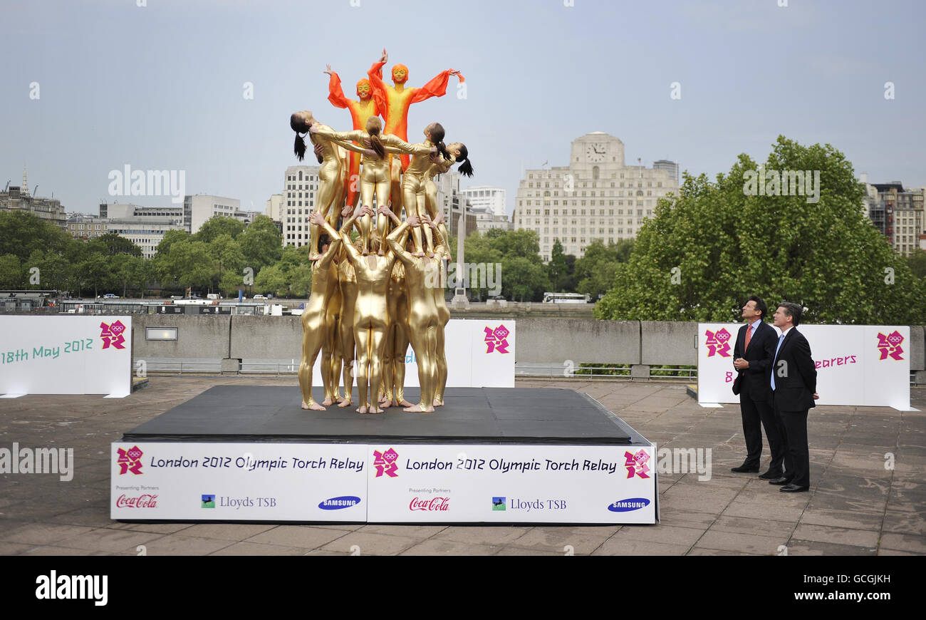 London 2012 Chairman Lord Coe (2. Rechts) mit Olympiaminister Hugh Robertson auf der Londoner Southbank mit einer Gruppe von Akrobaten, um den Start des Olympischen Fackellaufs 2012 in London zu fördern. Stockfoto