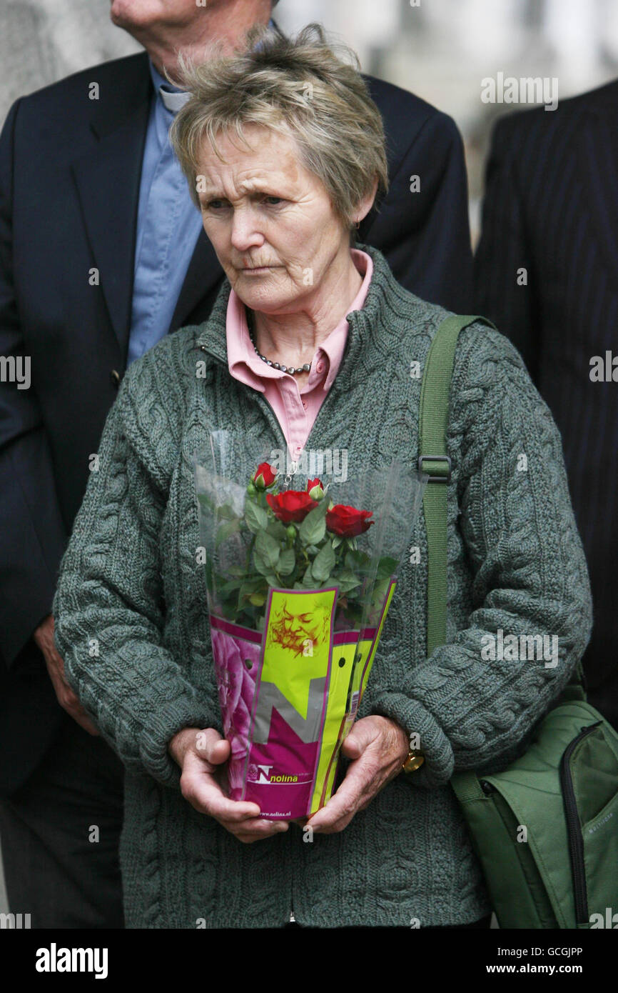 Noleen Belton ein ehemaliger Bewohner des Bethany Kinderheims bei einem Gottesdienst zur Gründung der Bethany Survivors Group an der Begräbnisstätte von Kindern aus dem Haus auf dem Mount Jerome Friedhof in Dublin. Stockfoto