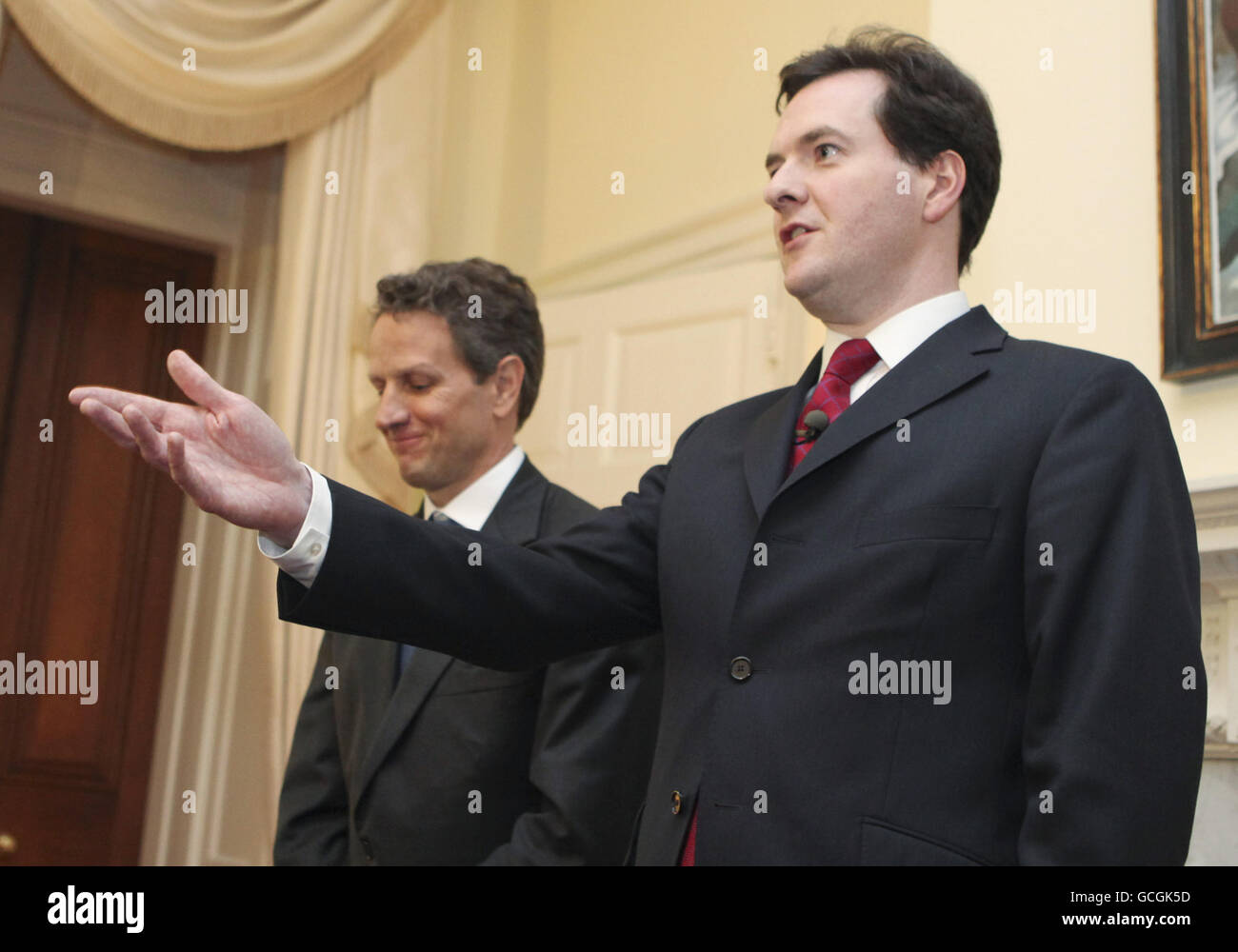 Der britische Schatzkanzler George Osborne, rechts, hört zu, wie US-Finanzminister Timothy Geithner auf einer gemeinsamen Pressekonferenz in der Downing Street 11 in London, Großbritannien, spricht Stockfoto