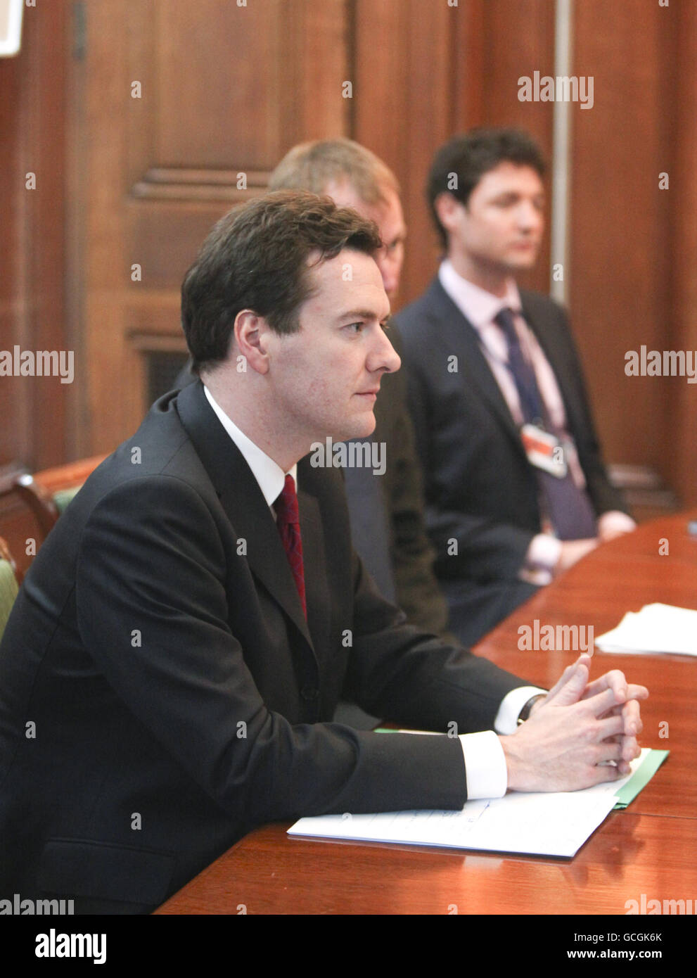 George Osborne, der britische Schatzkanzler, hält während seines Treffens mit Timothy Geithner, dem US-Finanzminister, in der Downing Street 11 in London, Großbritannien, inne Stockfoto