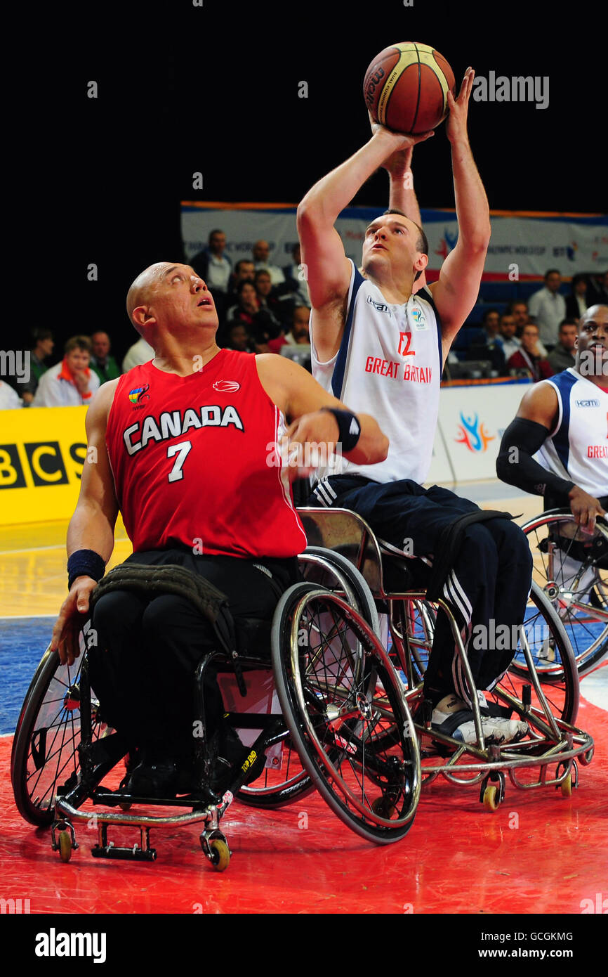 Paralympics - BT Paralympic World Cup 2010 - Tag sechs - Manchester. Der britische Ian Sager schießt beim Basketball-Spiel im Rollstuhl während der BT Paralympic World Cup in Sport City, Manchester. Stockfoto