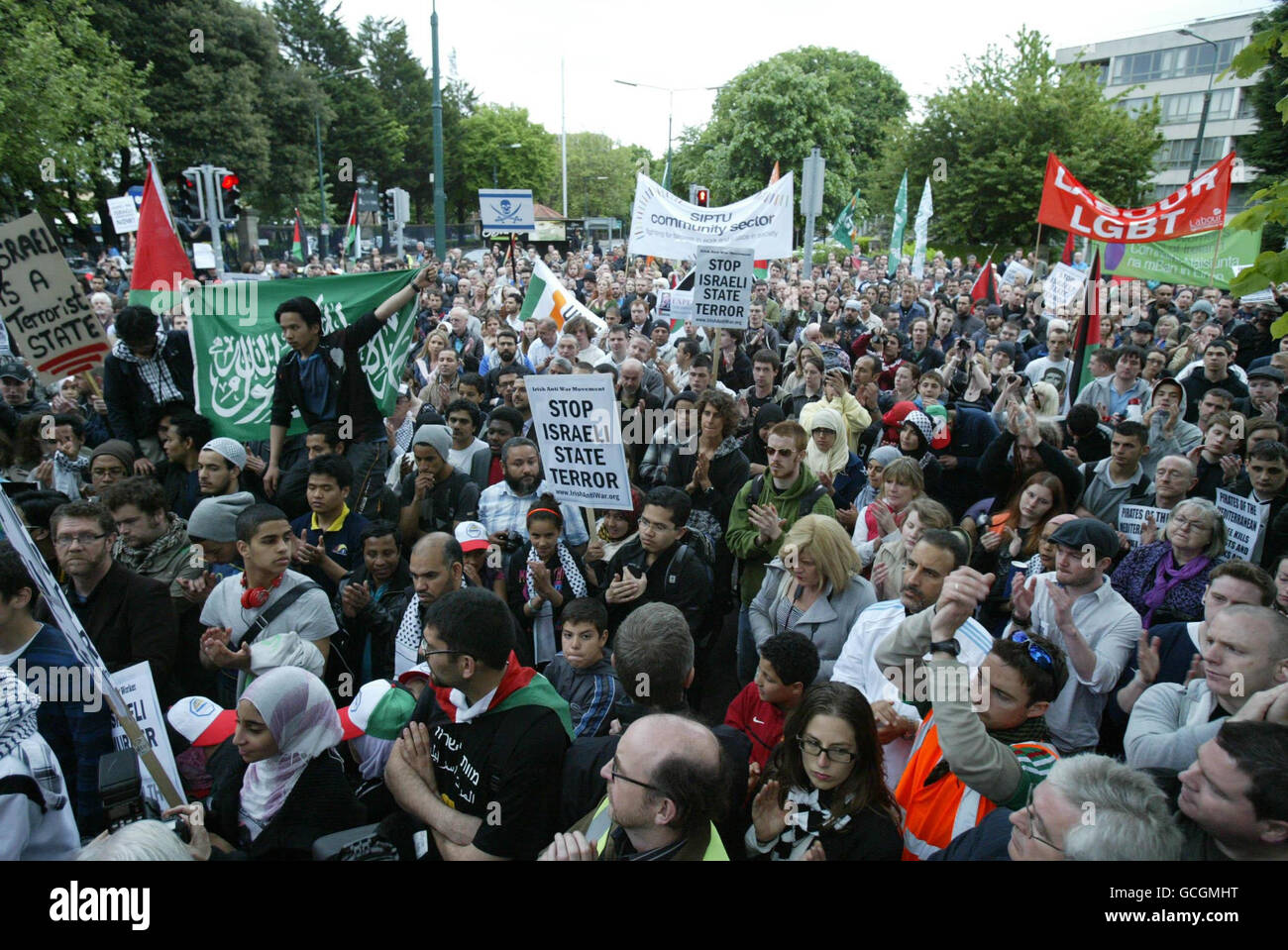 Demonstranten versammeln sich vor der israelischen Botschaft in Dublin als Reaktion auf den Tod von bis zu 15 Menschen, die angeblich getötet wurden, nachdem israelische Kommandos Schiffe mit Hilfsgütern nach Gaza bestiegen hatten. Stockfoto