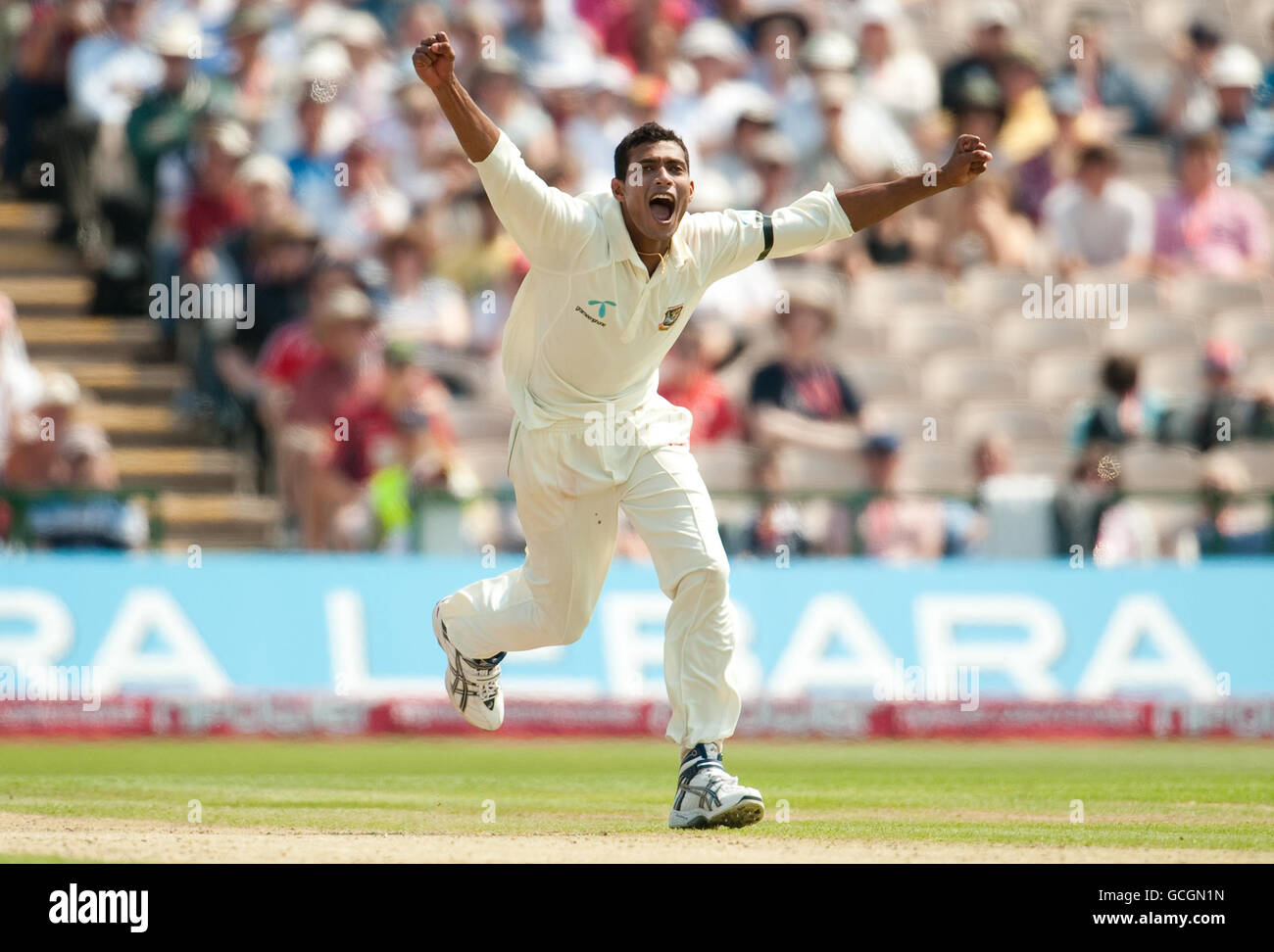 Bangladeshs Shafiul Islam feiert beim zweiten Test in Old Trafford, Manchester, die Bowlingbahn von Englands Jonathan Trott Strauss. Stockfoto