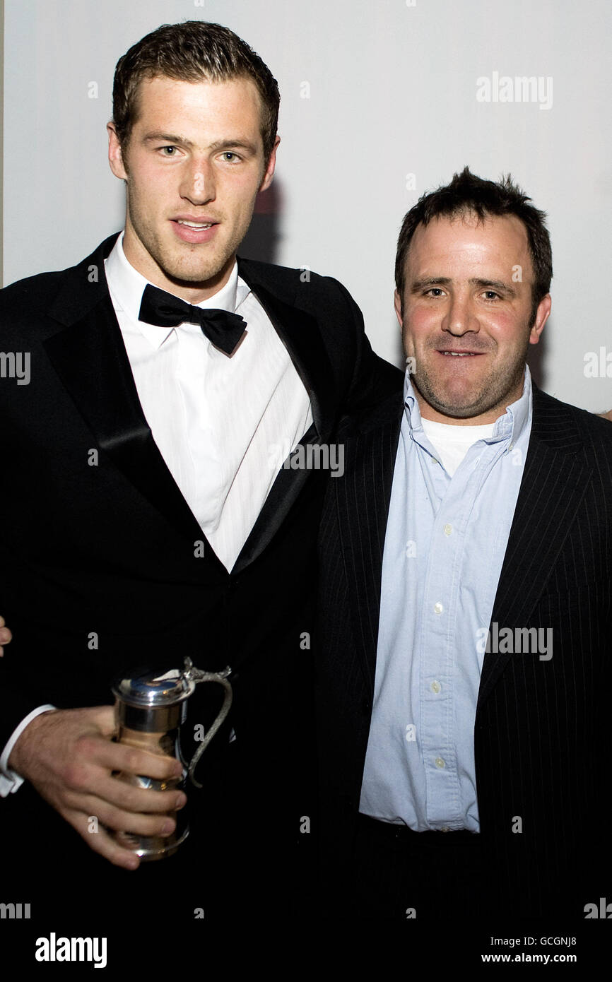 Tim Visser (links), Gewinner des Edinburgh Rugby-Newcomers des Jahres, mit seiner Auszeichnung während des Club Awards Dinner im Heriot's Rugby Club, Edinburgh. Stockfoto