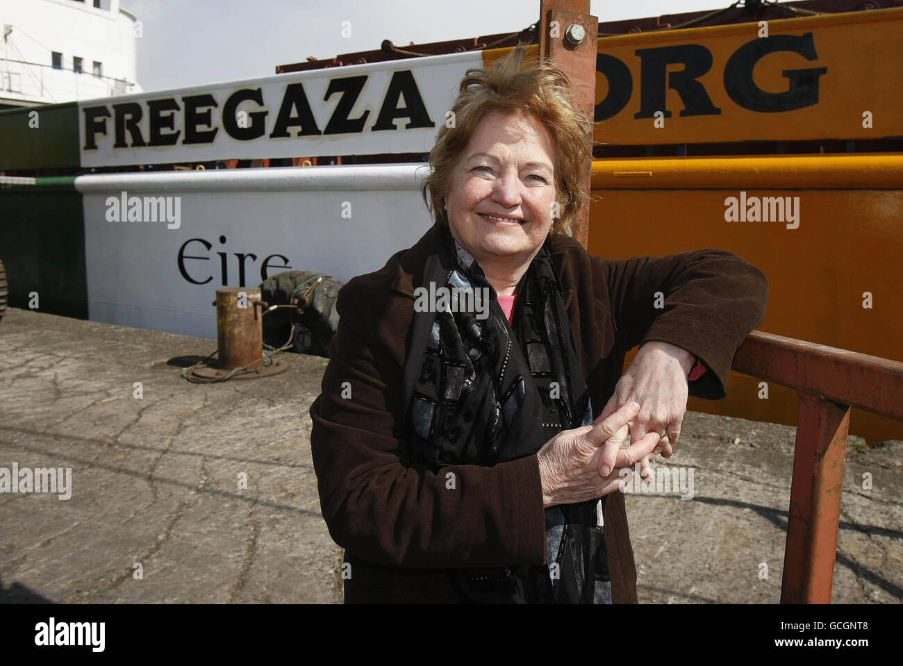 Die Friedensnobelpreisträgerin Mairead Maguire steht neben dem Frachtschiff der MV Rachel Corrie, bevor sie mit einer Ladung Zement und Lieferungen nach Gaza vom Hafen Dundalk in den Nahen Osten abfährt. Stockfoto