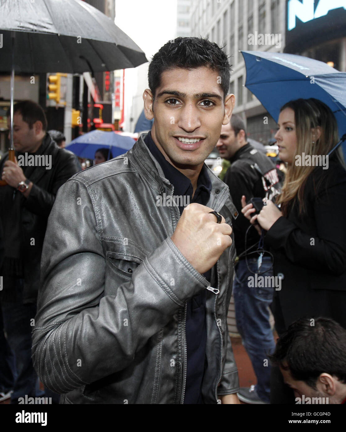 Der britische Amir Khan posiert nach der Eröffnung des NASDAQ-Marktes am New Yorker Time Square, New York City, USA. Stockfoto