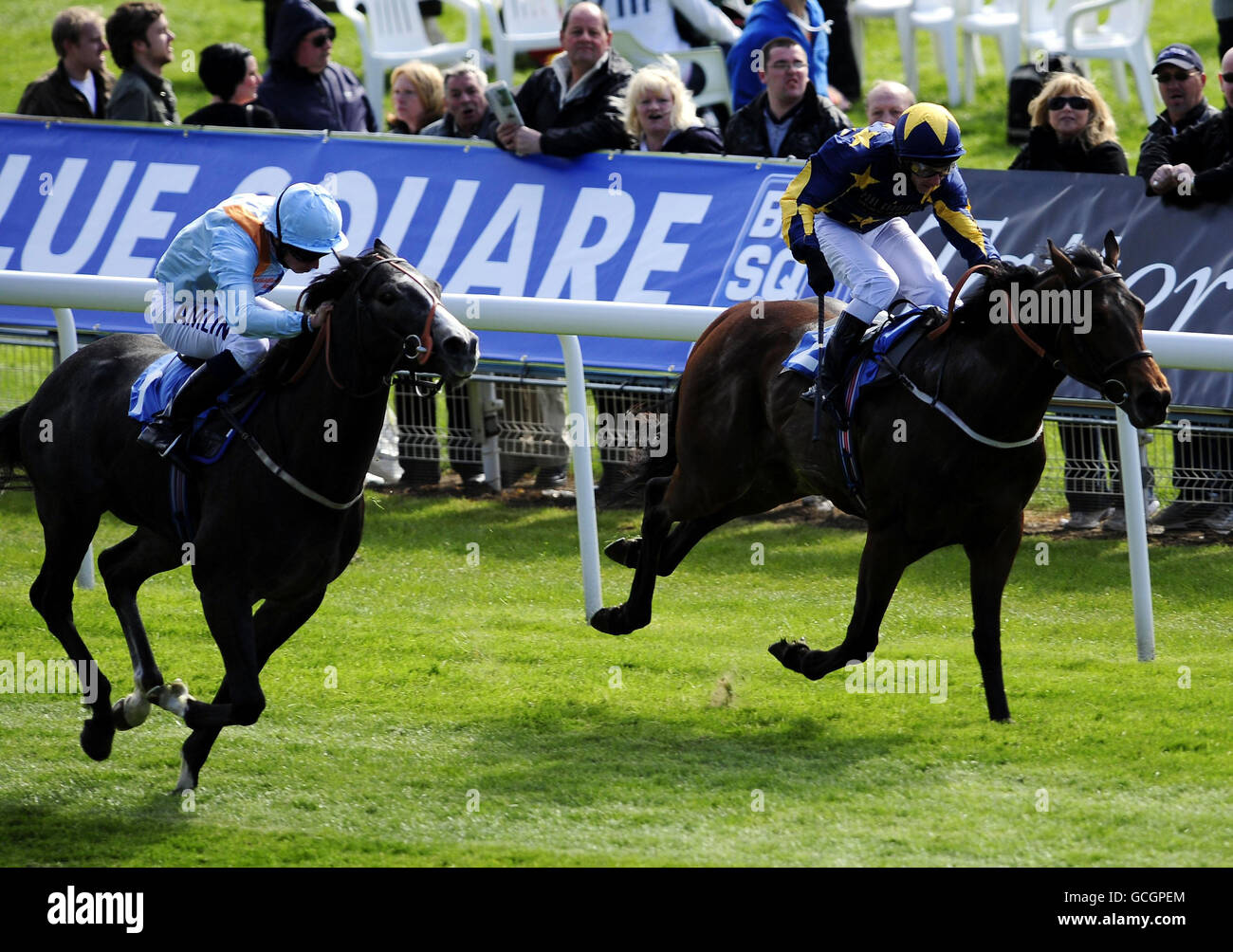 Bahceli geritten von Ryan Moore (links) schlägt Cocktail Charlie geritten von David Allan, um den Blue Square zu gewinnen und Marie Curie EBF Novices Stakes während des ersten Tages des Dante Festivals auf der York Racecourse zu unterstützen. Stockfoto