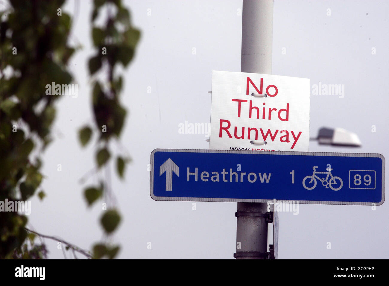 Ein Schild im Dorf Sipson in der Nähe des Flughafens Heathrow, nachdem die neue Koalitionsregierung die Pläne für die dritte Start- und Landebahn gestrichen hatte. Stockfoto