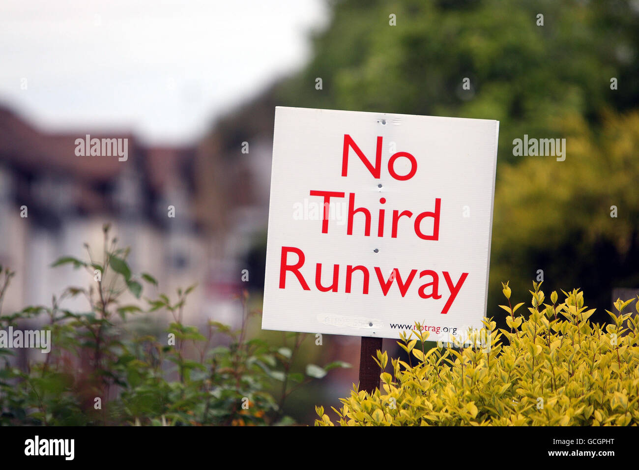 Ein Schild im Dorf Sipson in der Nähe des Flughafens Heathrow, nachdem die neue Koalitionsregierung die Pläne für die dritte Start- und Landebahn gestrichen hatte. Stockfoto