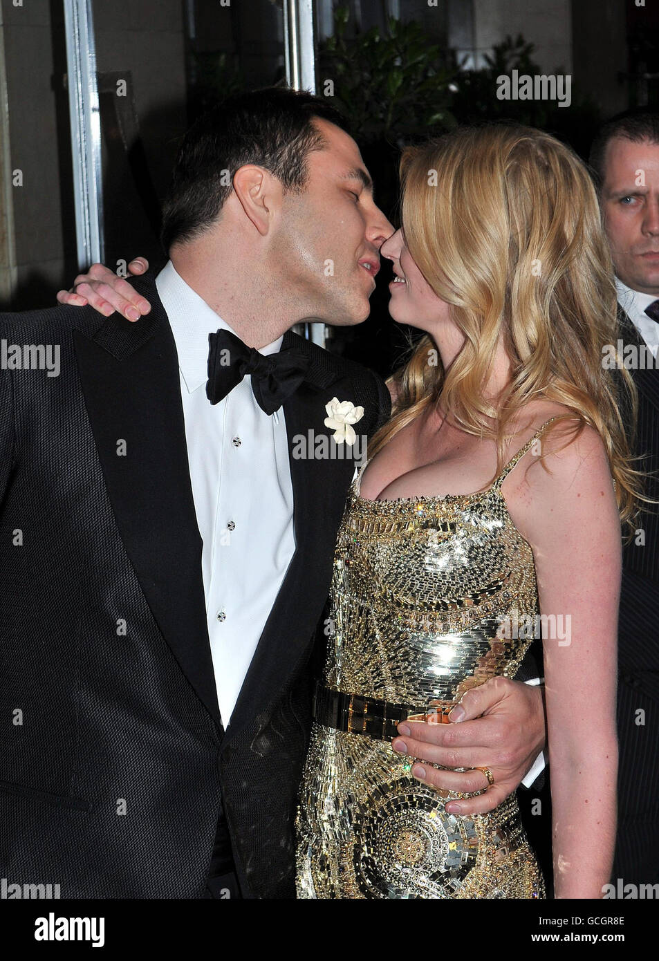 David Walliams und seine neue Frau Lara Stone verlassen nach ihrer Hochzeit das Claridge's Hotel im Zentrum von London. Stockfoto