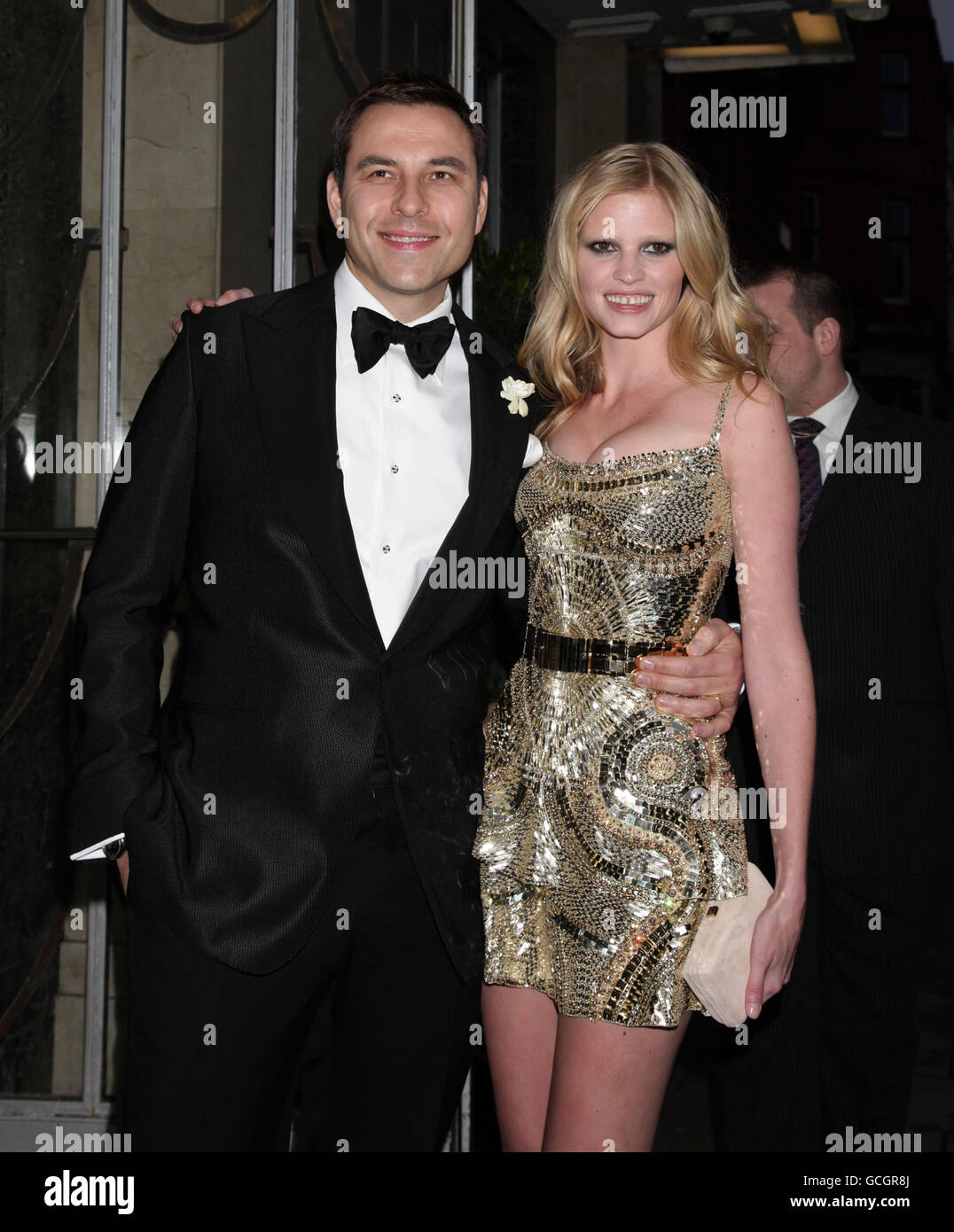 David Walliams und seine neue Frau Lara Stone verlassen nach ihrer Hochzeit das Claridge's Hotel im Zentrum von London. Stockfoto